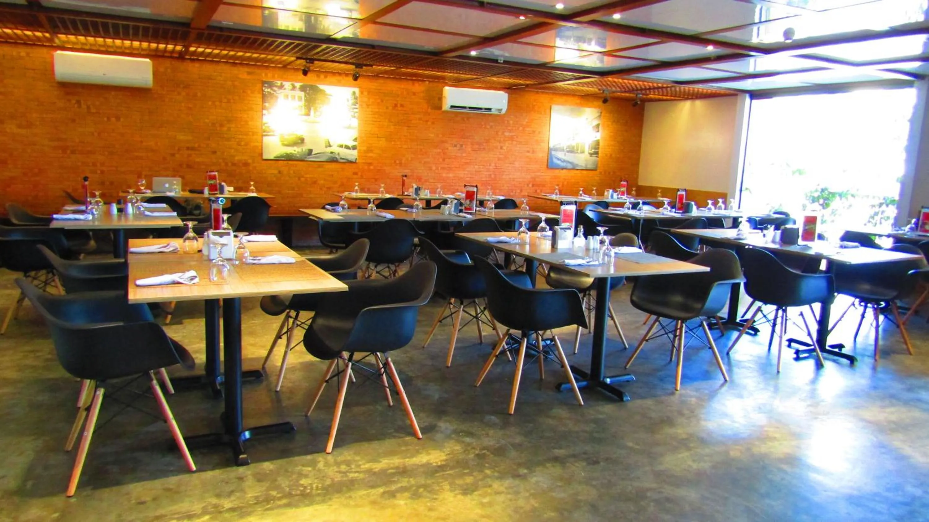 Restaurant/places to eat in The Madeline Boutique Hotel & Suites