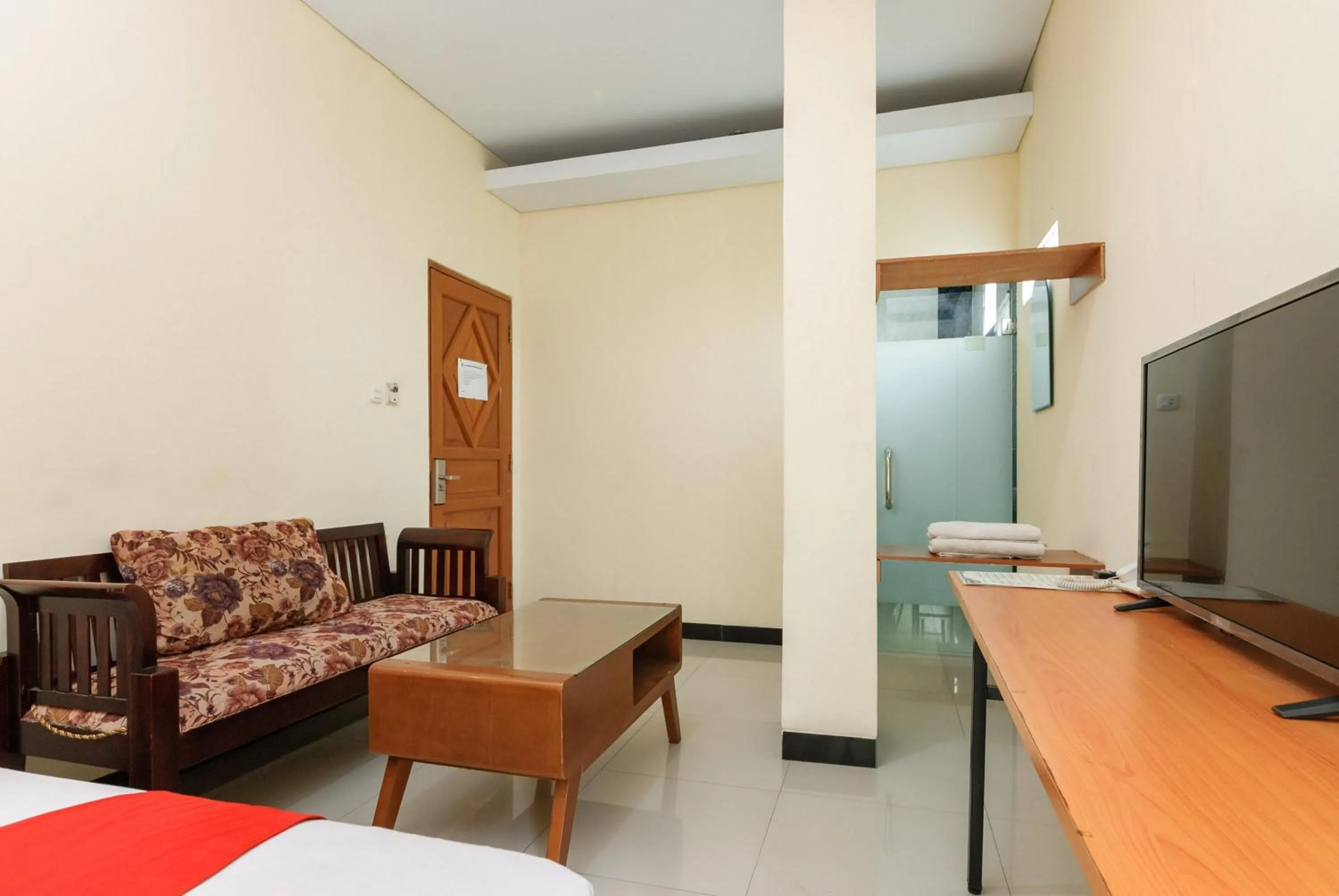 Seating area in RedDoorz Plus @ Jalan Pemuda Jakarta