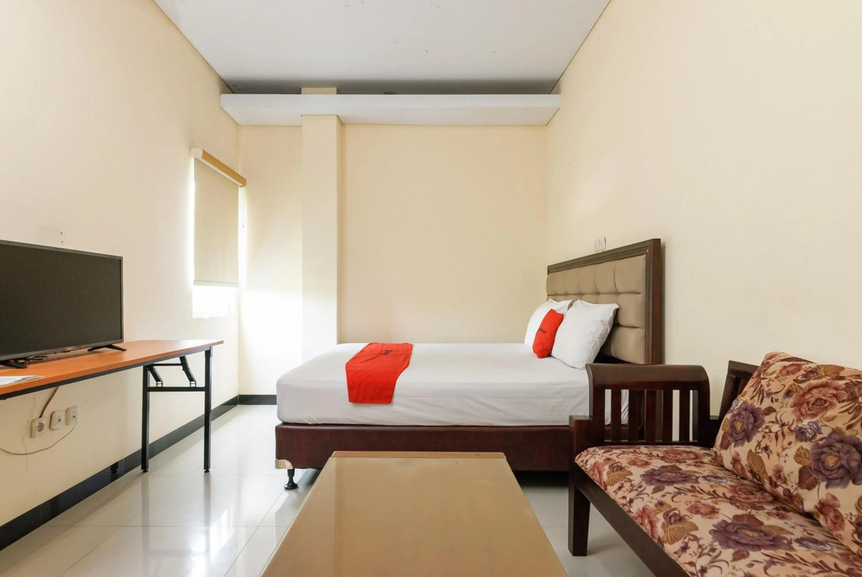 Bedroom, Bed in RedDoorz Plus @ Jalan Pemuda Jakarta