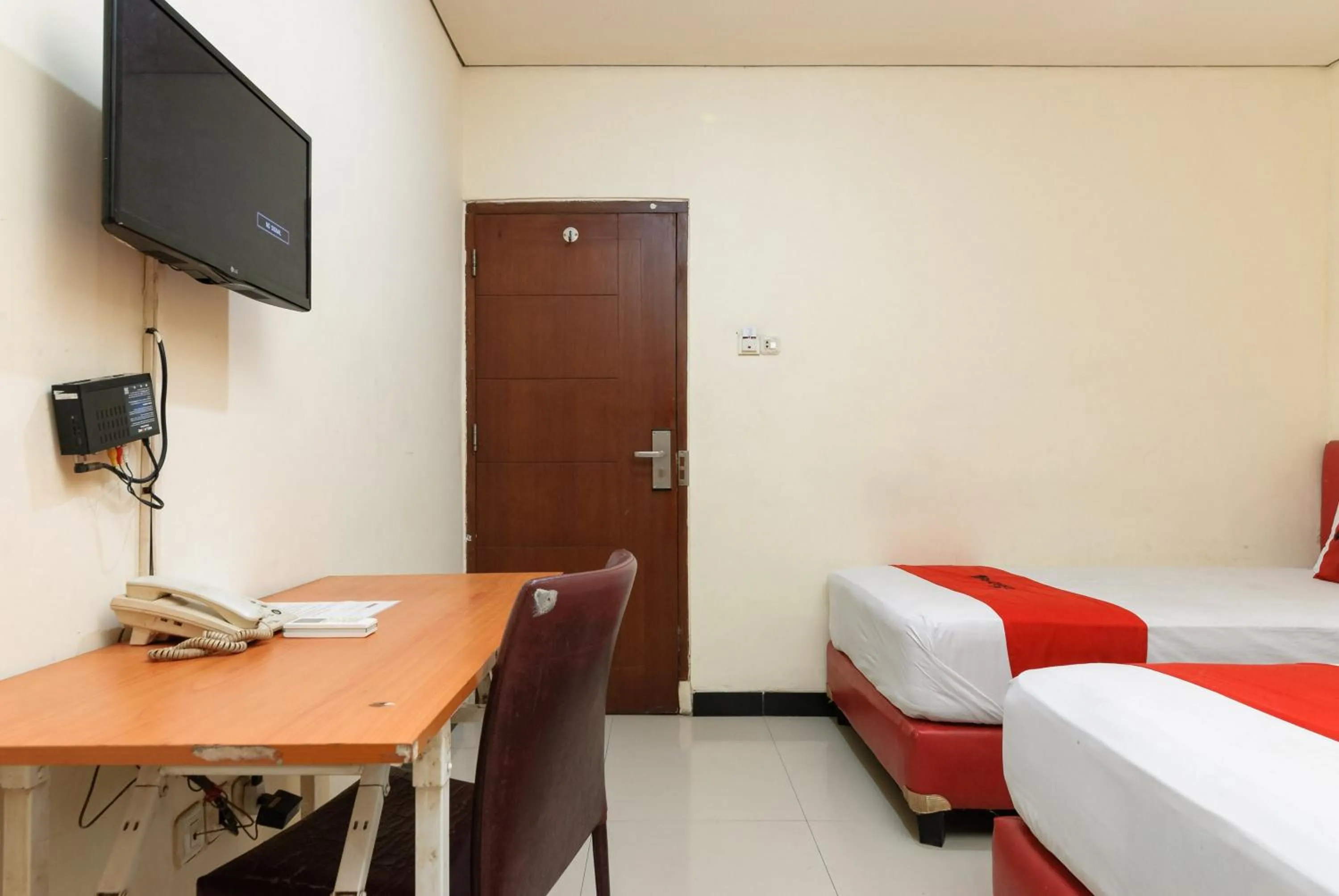Bedroom, Bed in RedDoorz Plus @ Jalan Pemuda Jakarta