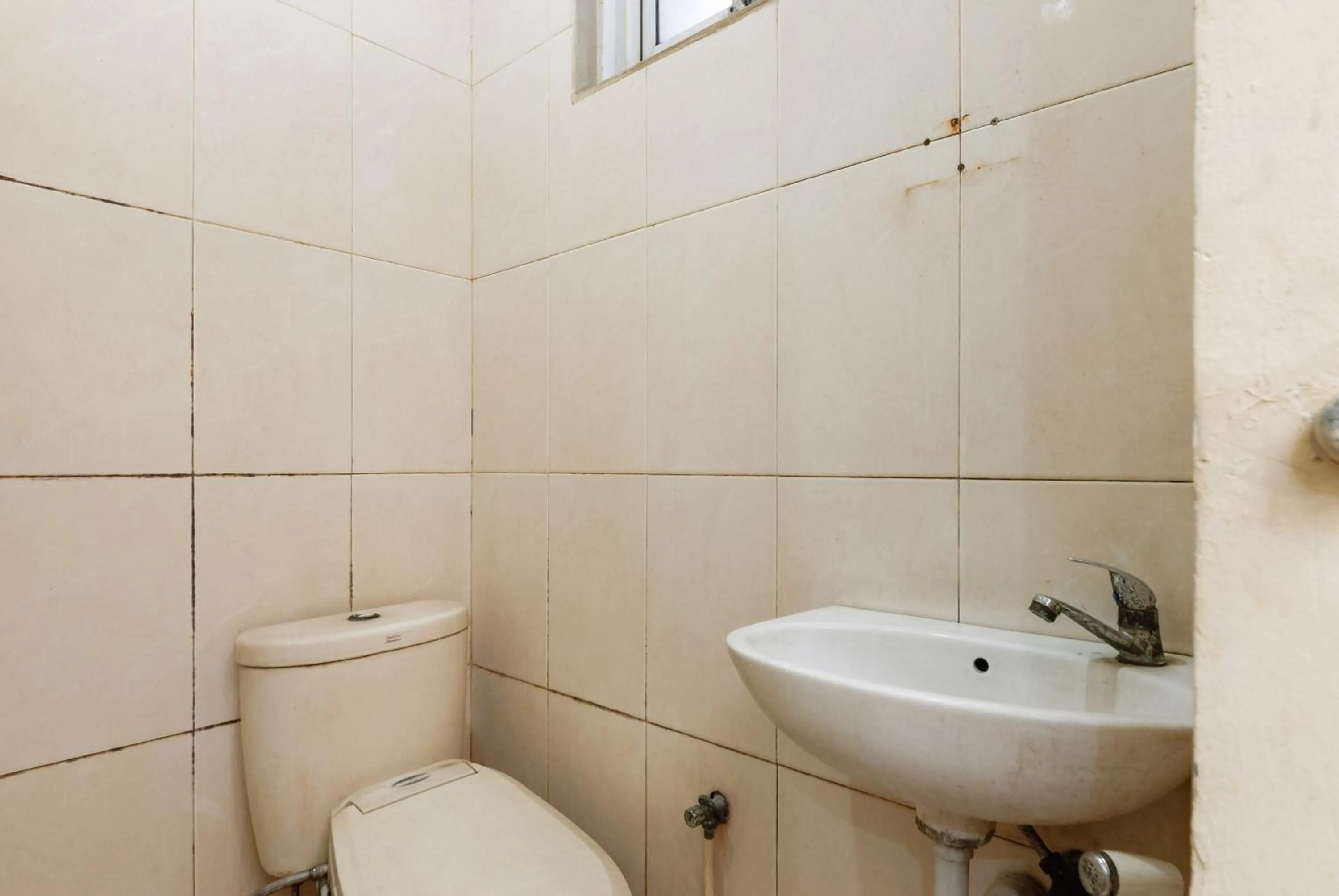 Bathroom in RedDoorz Plus @ Jalan Pemuda Jakarta