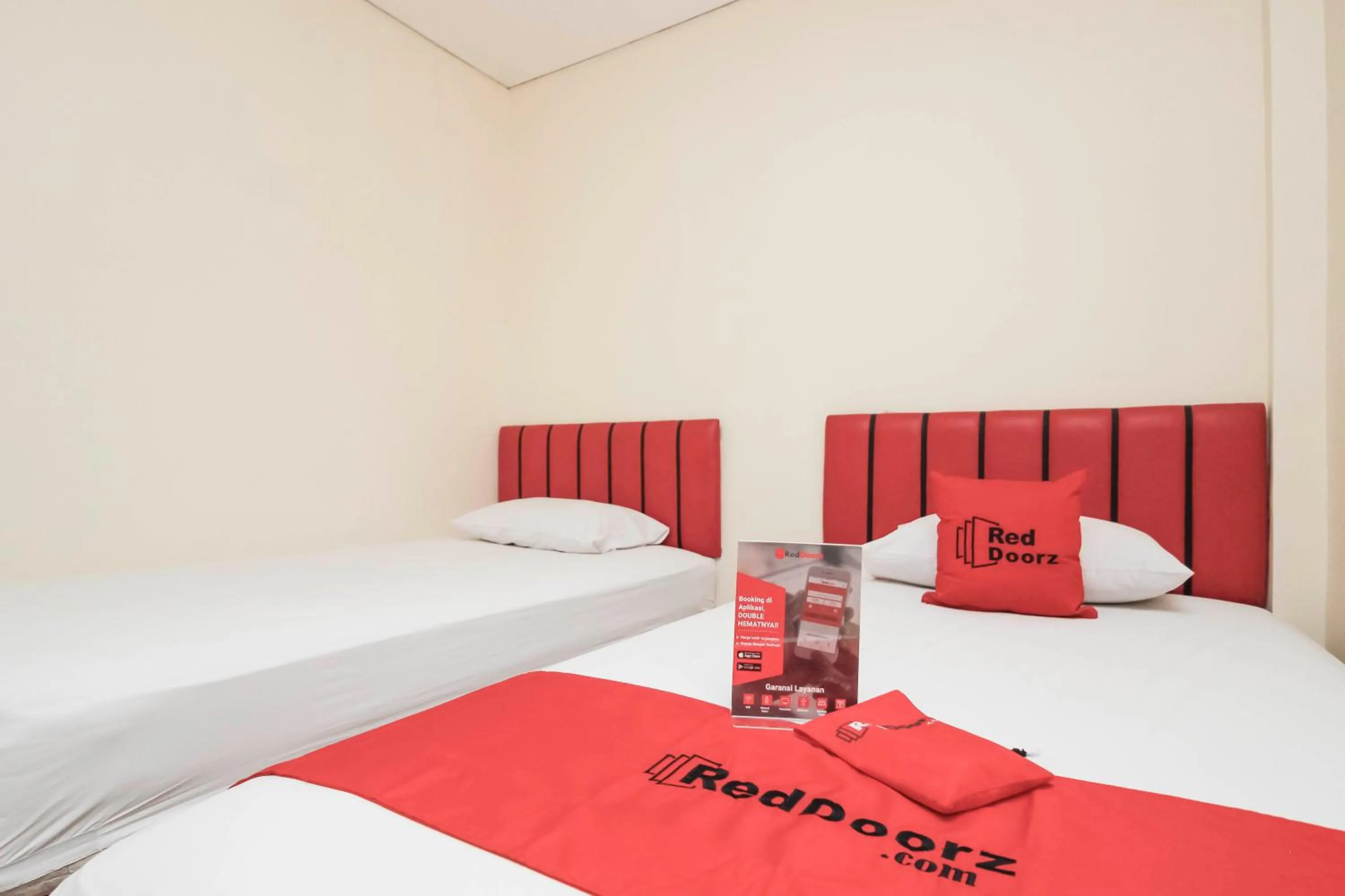 Twin Room in RedDoorz Plus @ Jalan Pemuda Jakarta