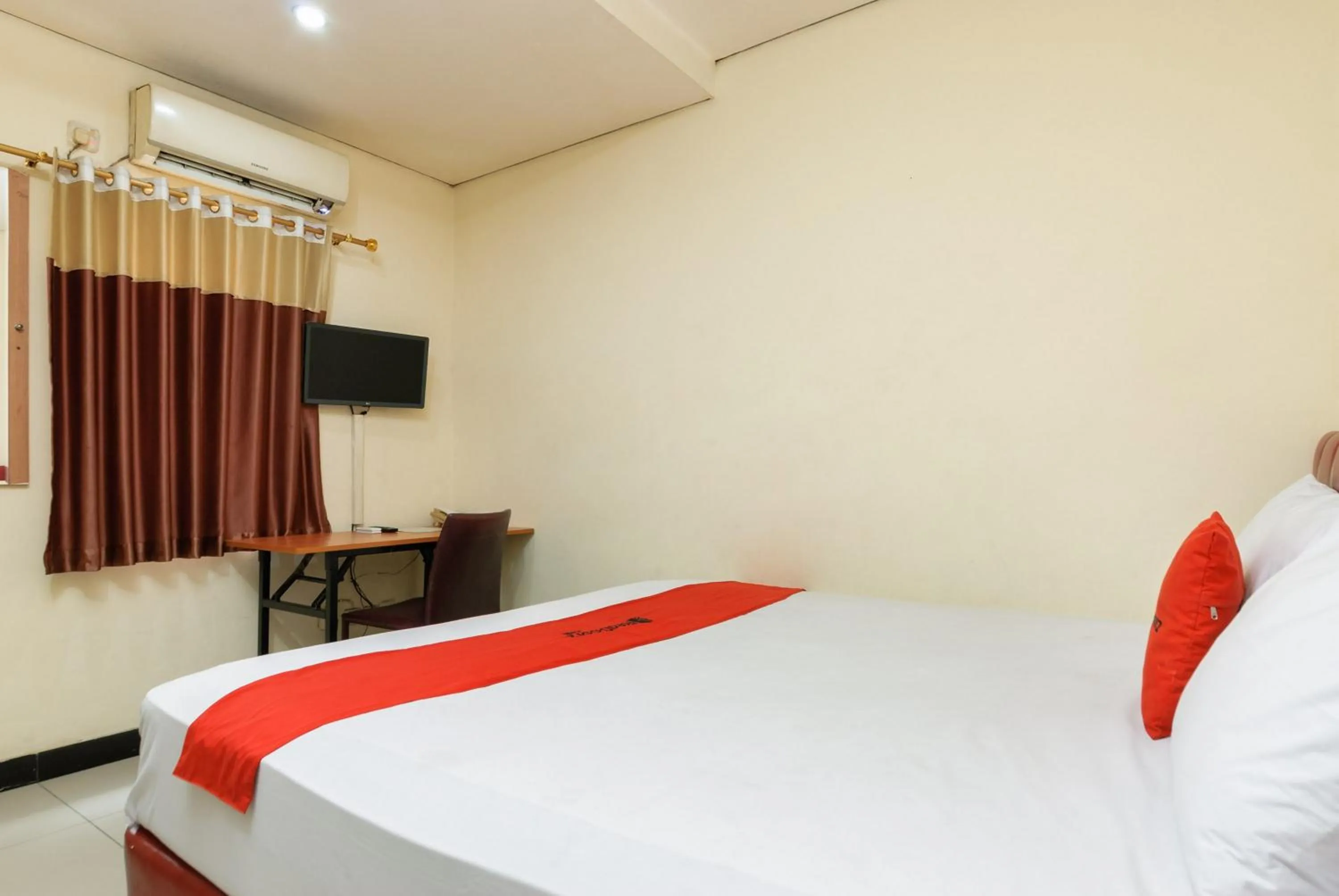 Bedroom, Bed in RedDoorz Plus @ Jalan Pemuda Jakarta