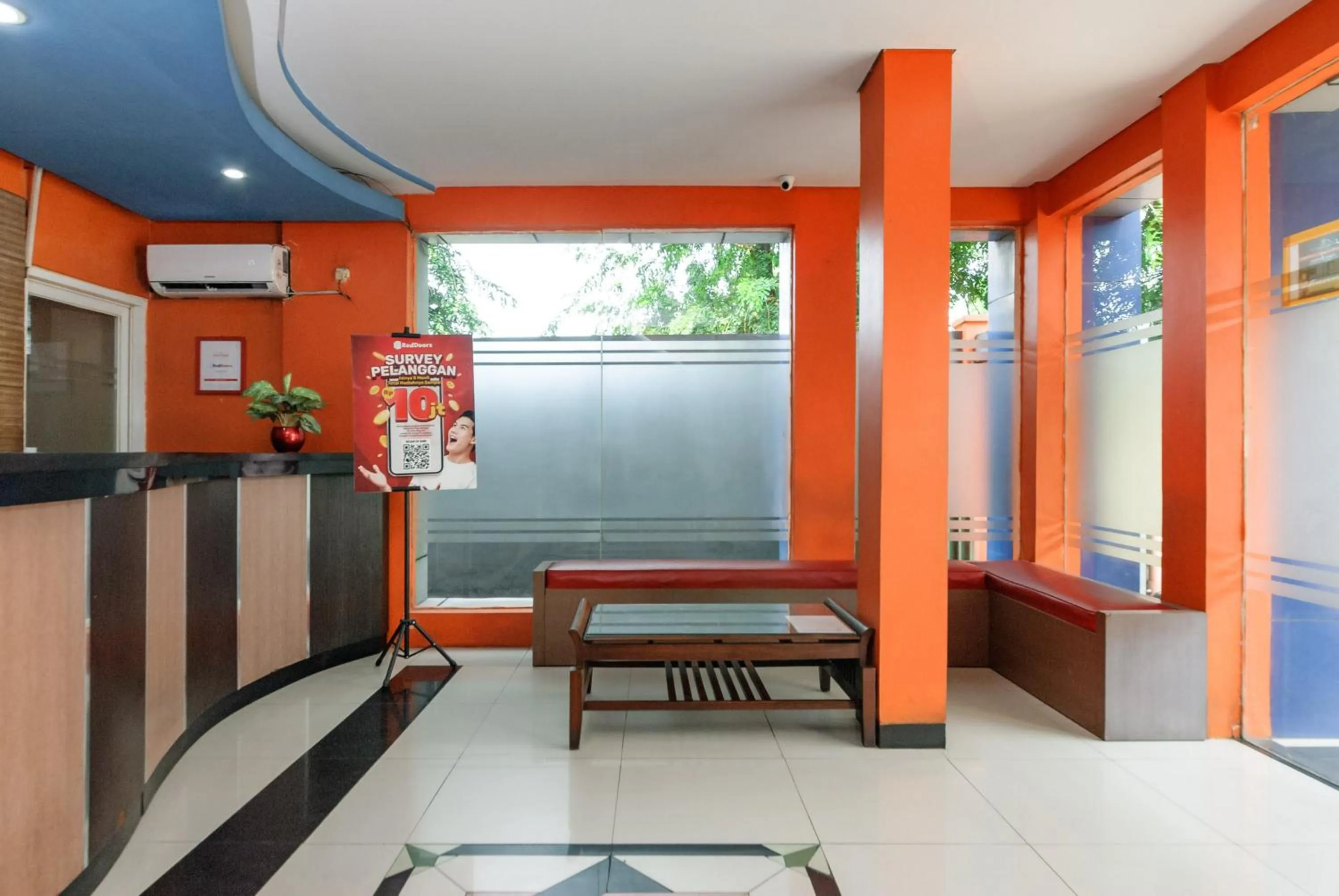 Lobby or reception in RedDoorz Plus @ Jalan Pemuda Jakarta