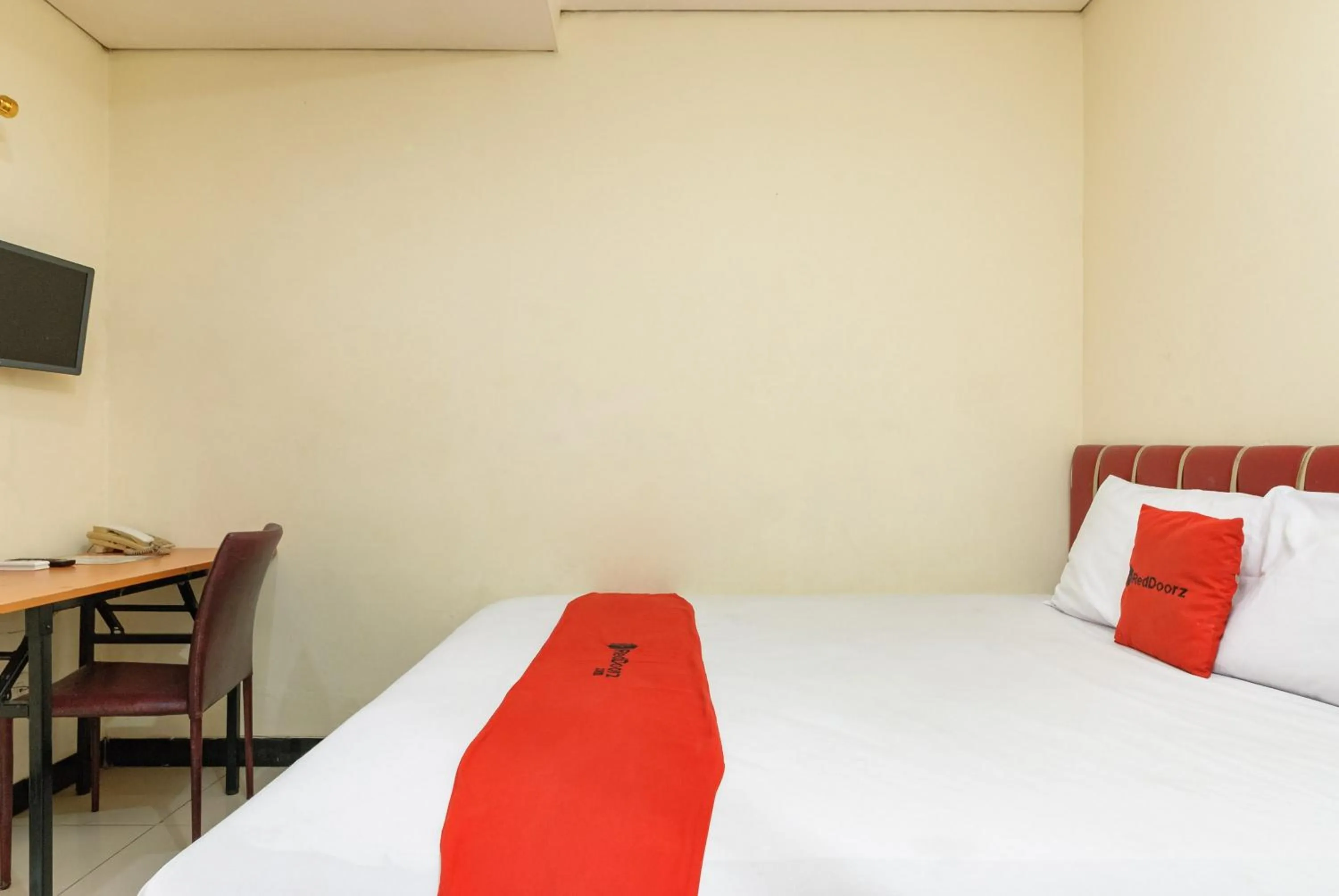 Bedroom, Bed in RedDoorz Plus @ Jalan Pemuda Jakarta