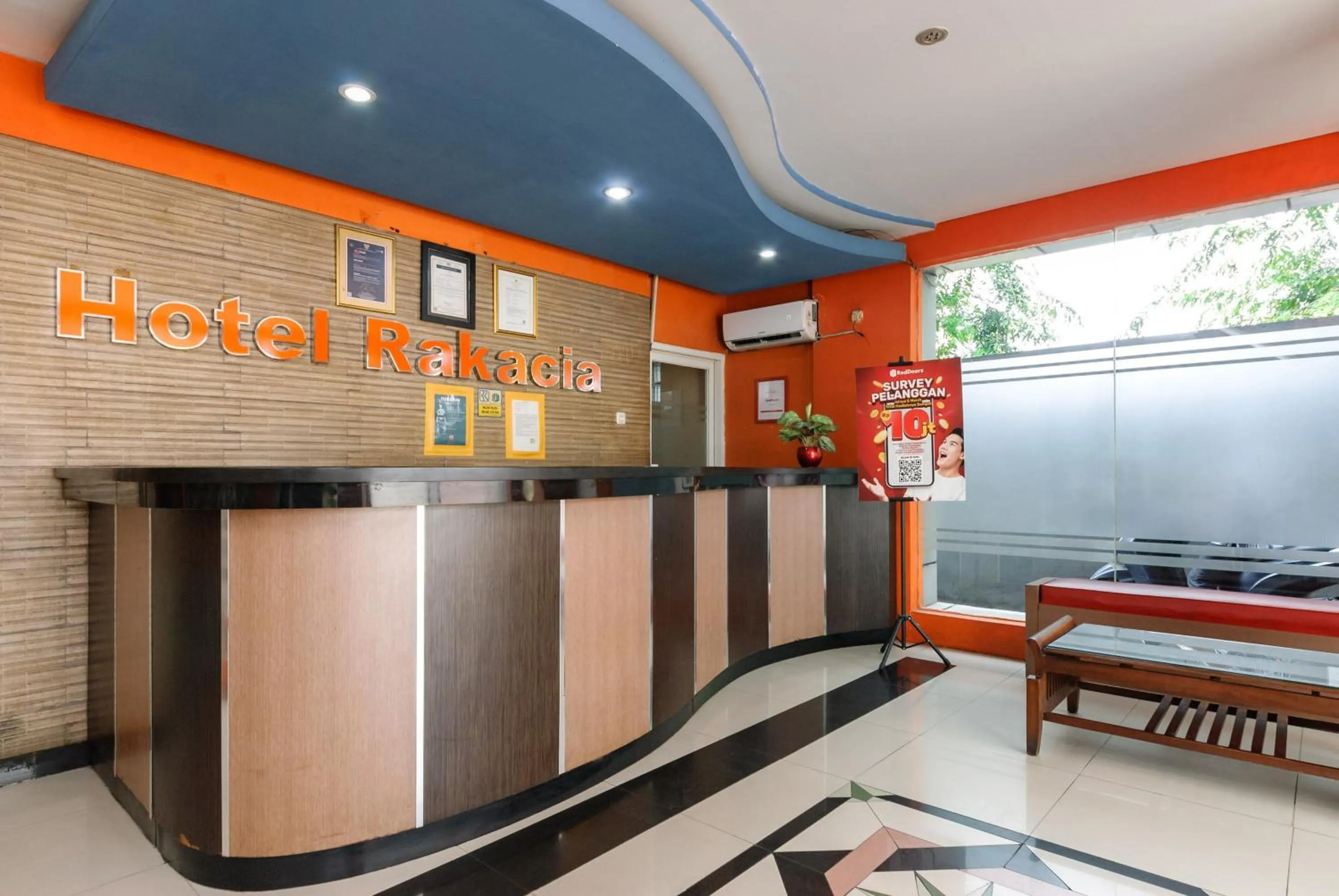 Lobby or reception in RedDoorz Plus @ Jalan Pemuda Jakarta