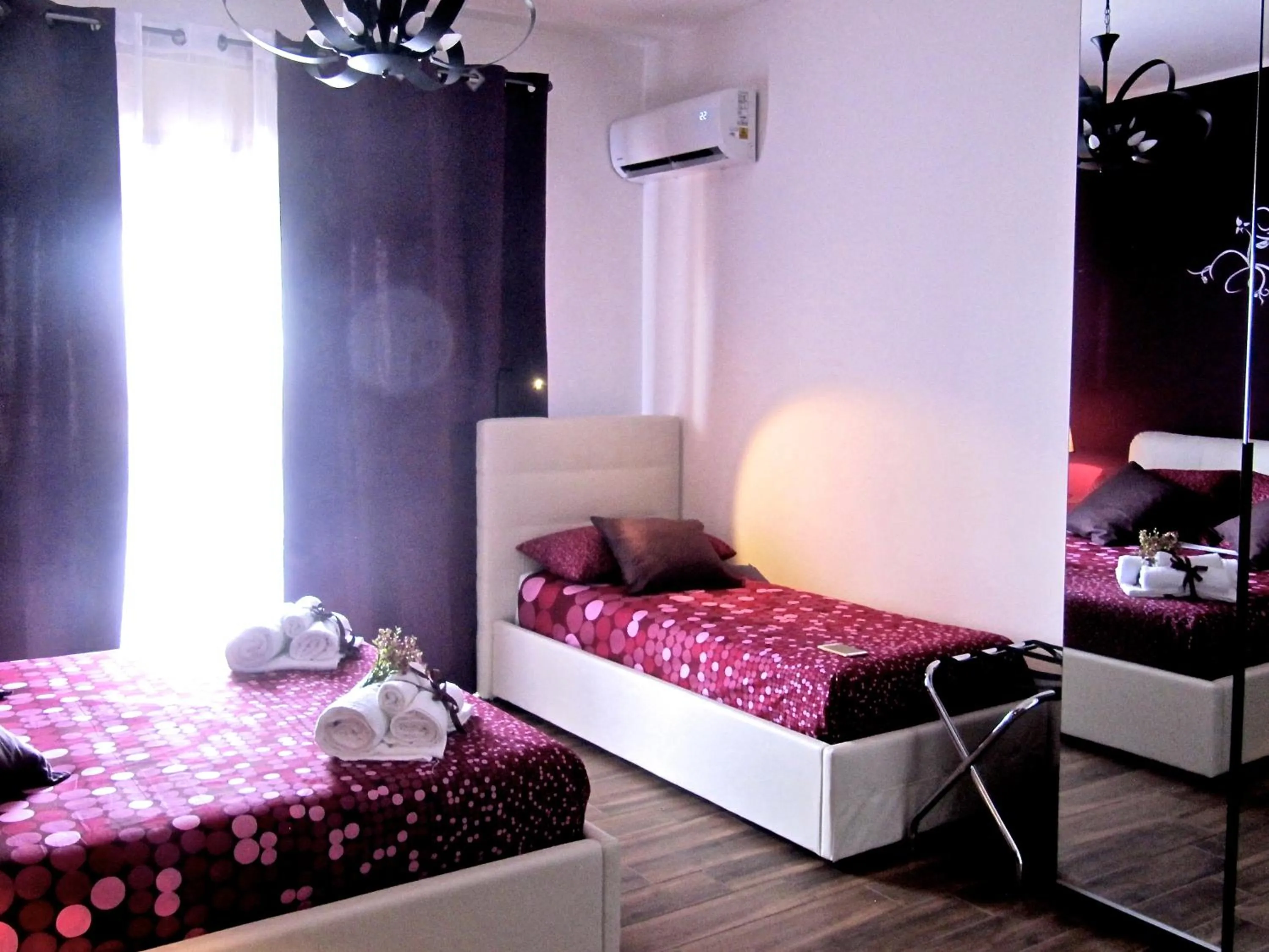 Photo of the whole room, Bed in Symposium Bed&Breakfast