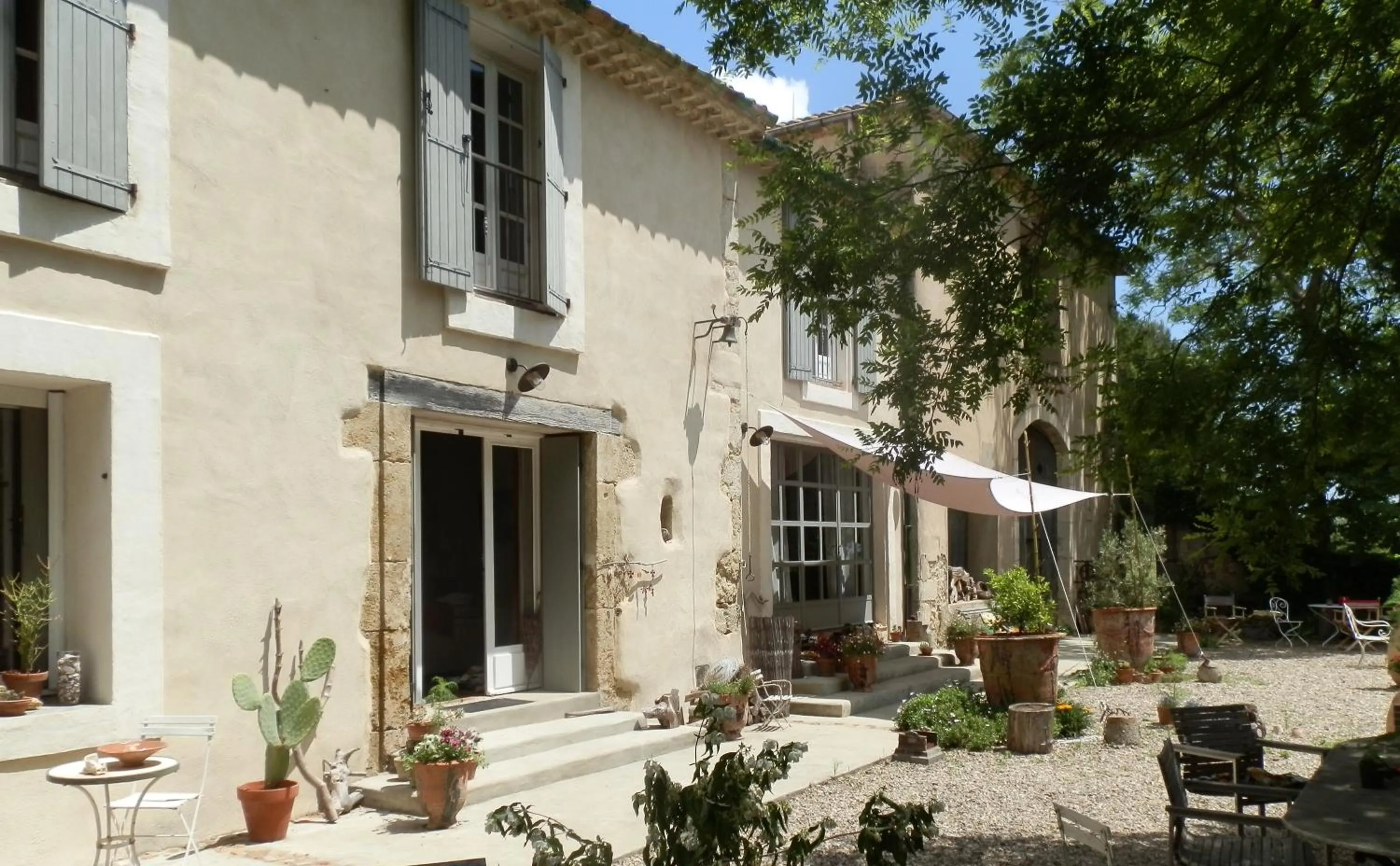 Facade/entrance in Domaine de Manteau-Bleu