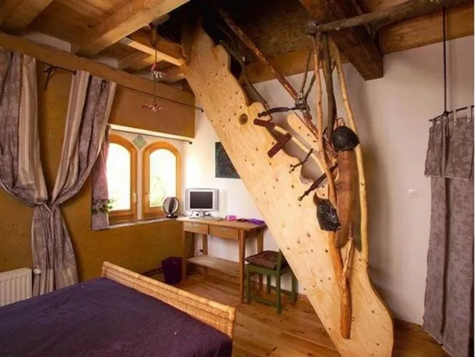 Decorative detail, Bed in Chambre d'hôtes du Moulin de Landonvillers