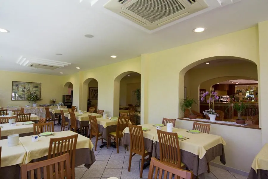 Restaurant/places to eat in Hotel Pigalle