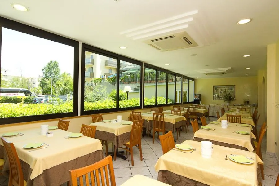 Restaurant/places to eat in Hotel Pigalle