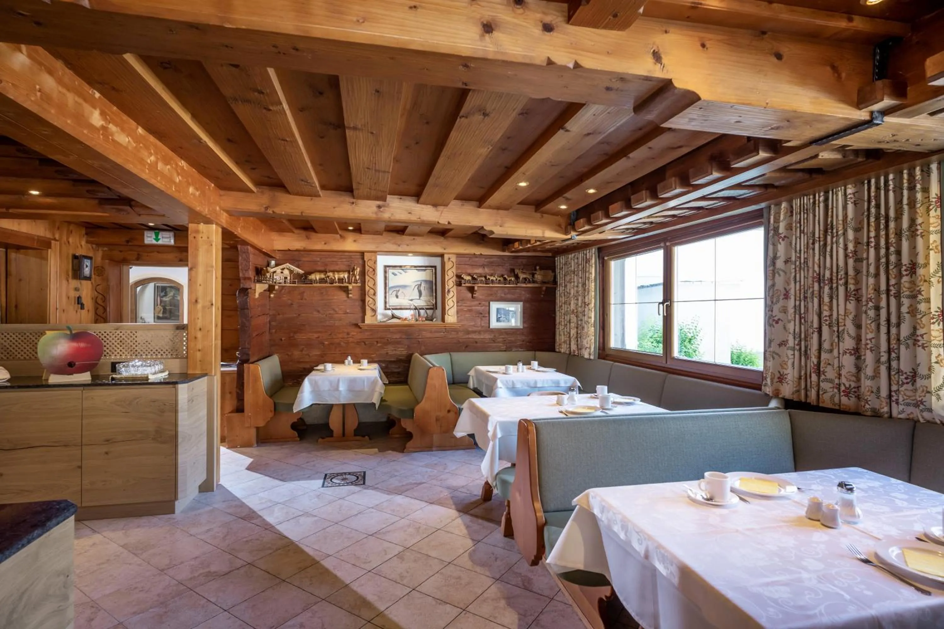 Restaurant/places to eat in alpenrose hotel-garni