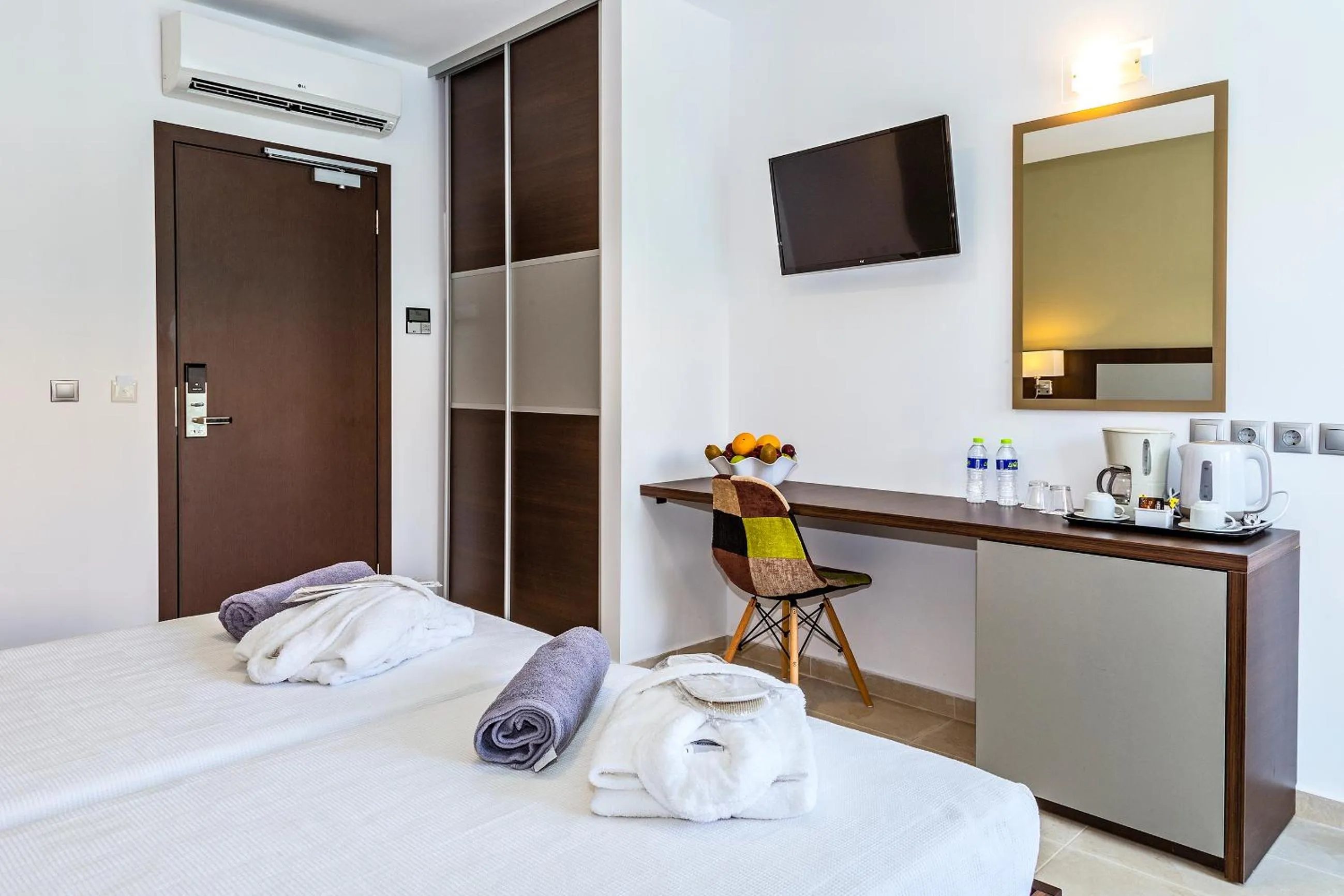 Photo of the whole room, Bed in White Olive Premium Laganas