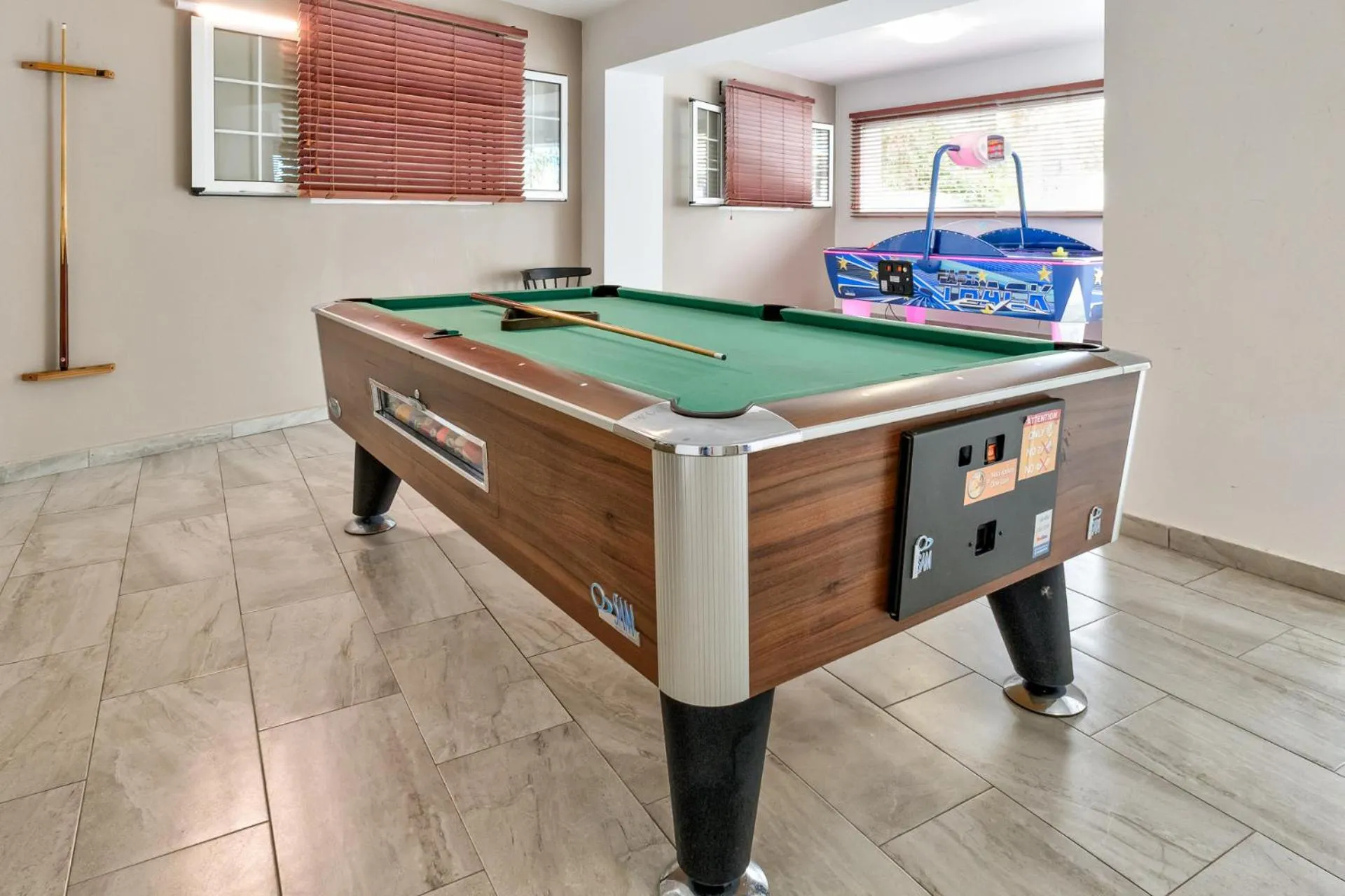 Billiard in White Olive Premium Laganas