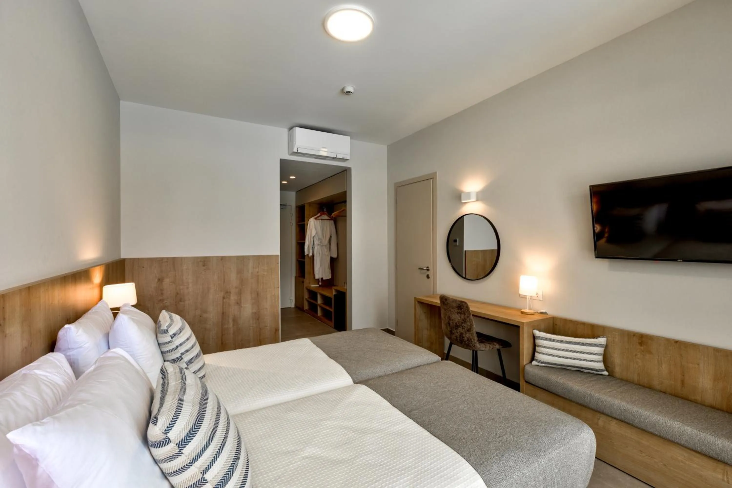 Photo of the whole room, Bed in White Olive Premium Laganas