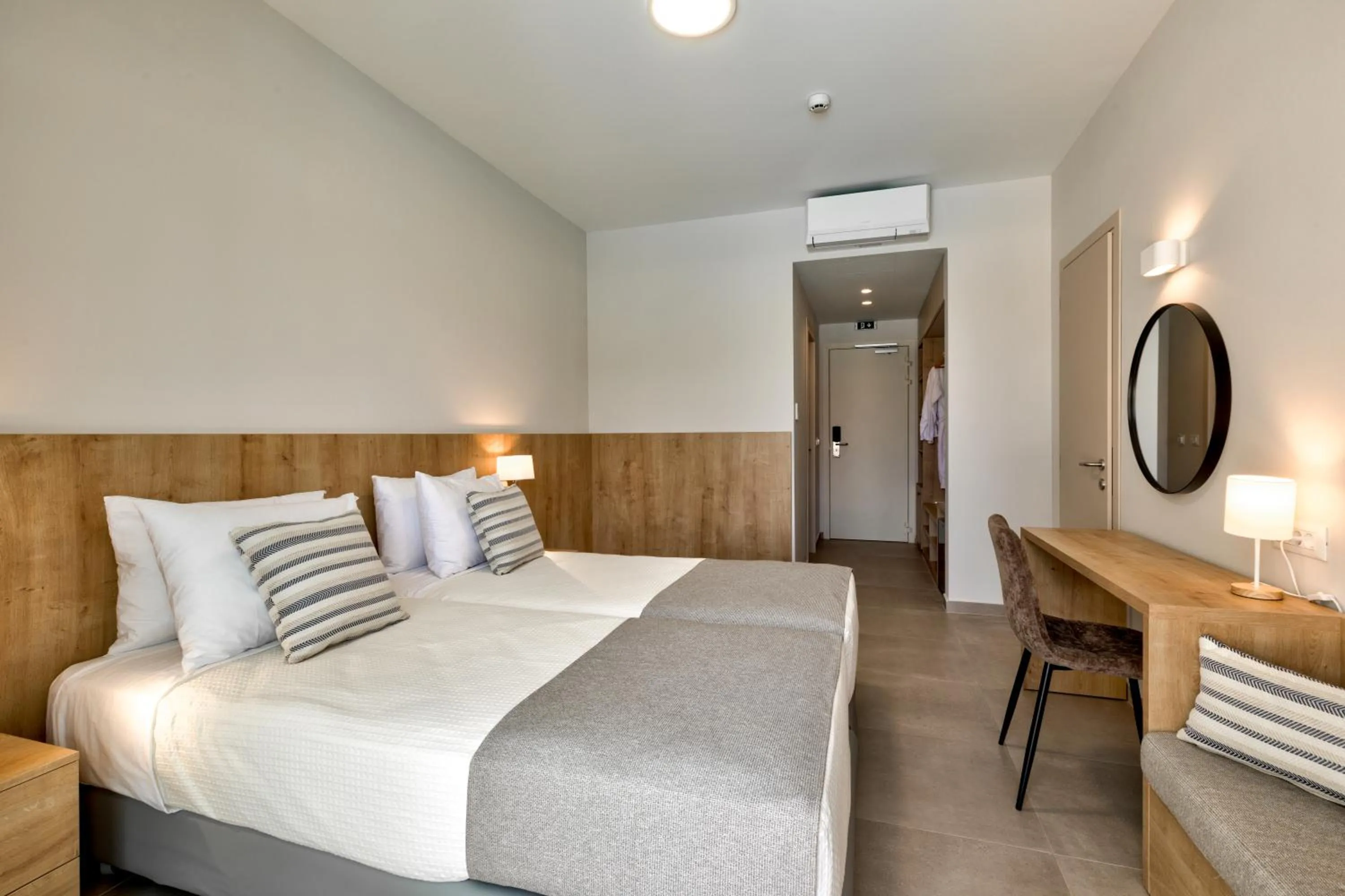 Photo of the whole room, Bed in White Olive Premium Laganas