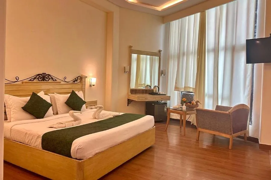 Bedroom, Bed in Hotel Devi Grand - Katra