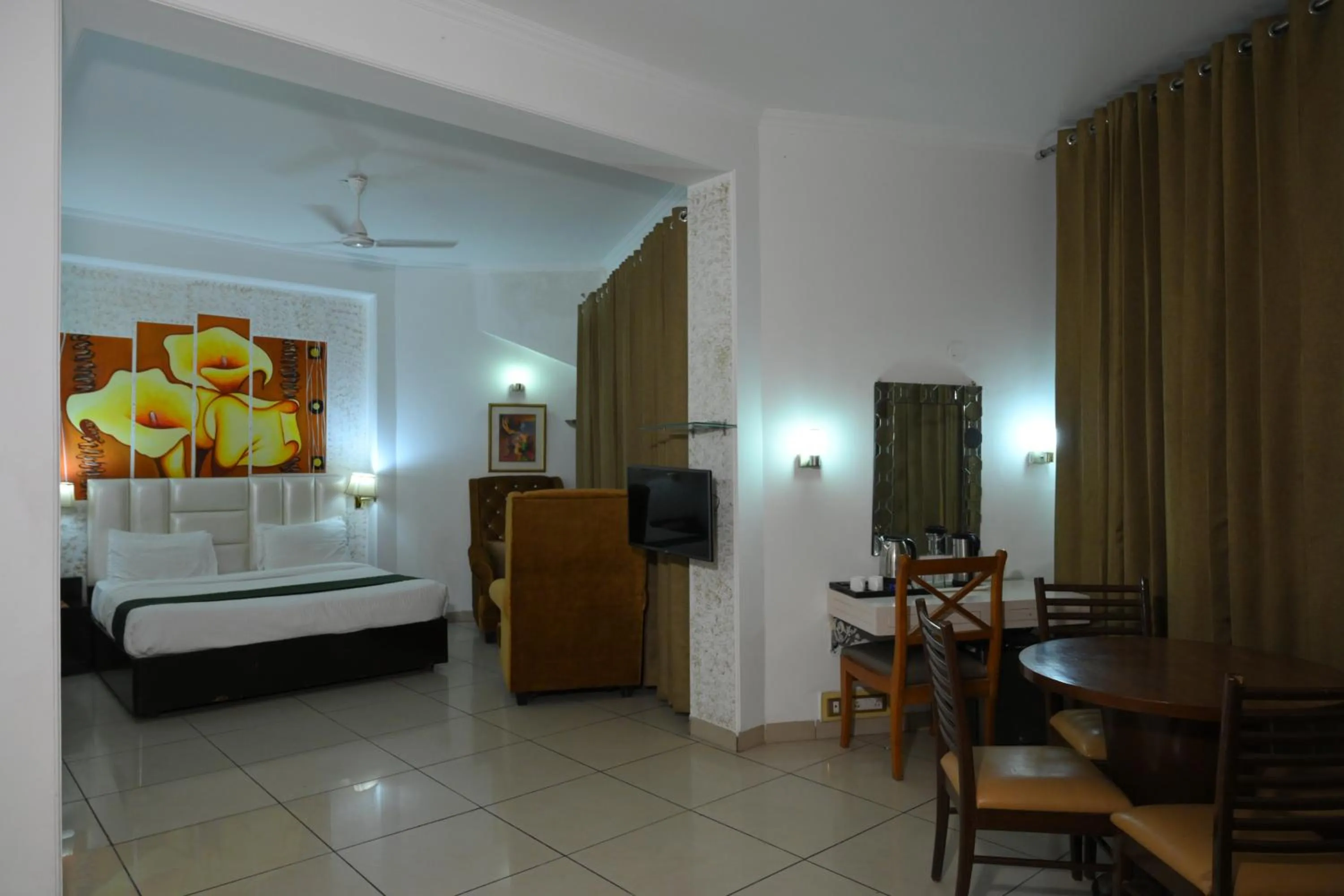Communal lounge/ TV room, Bed in Hotel Devi Grand - Katra
