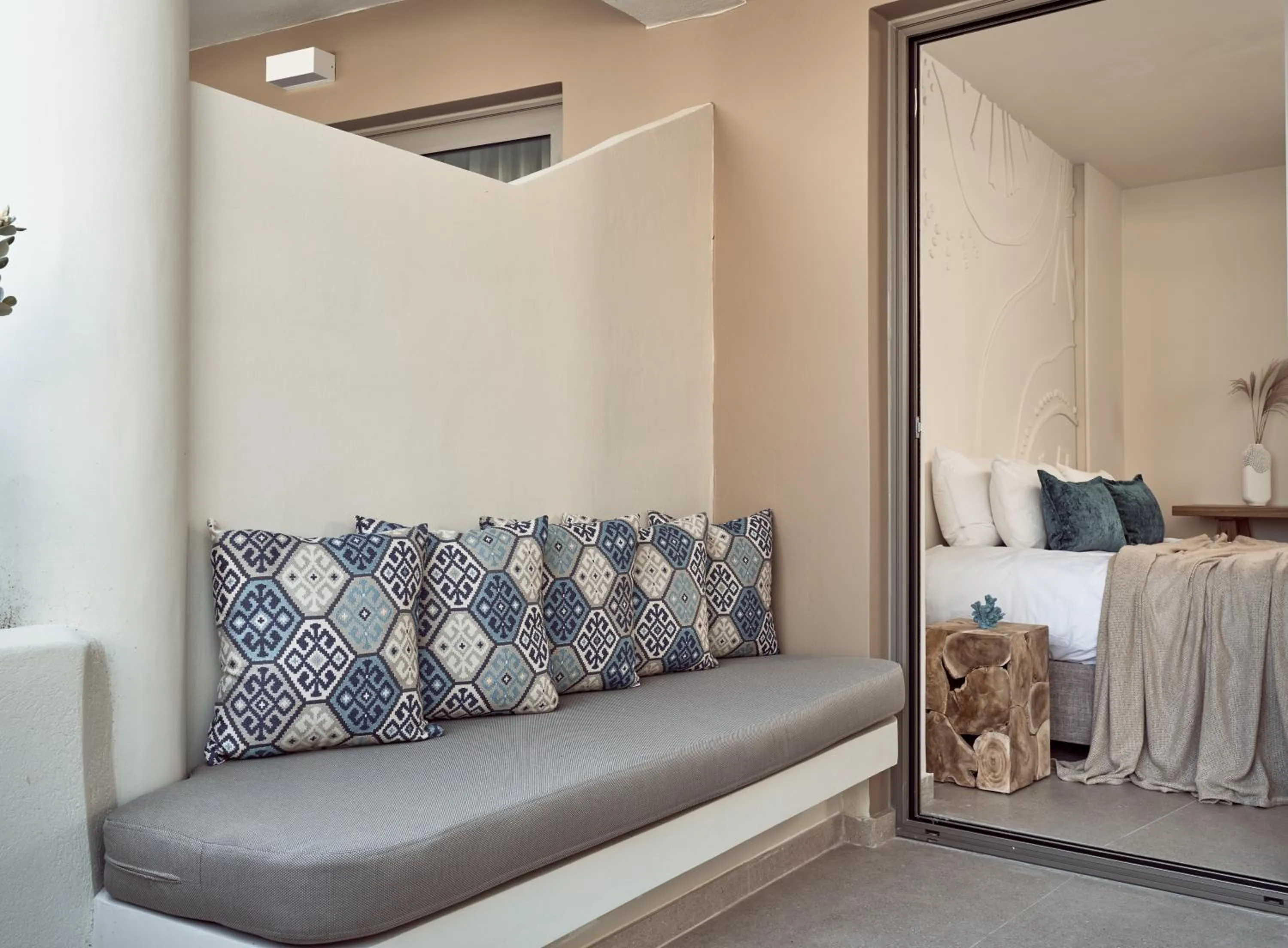 Balcony/Terrace, Bed in Windmill Bay Hotel