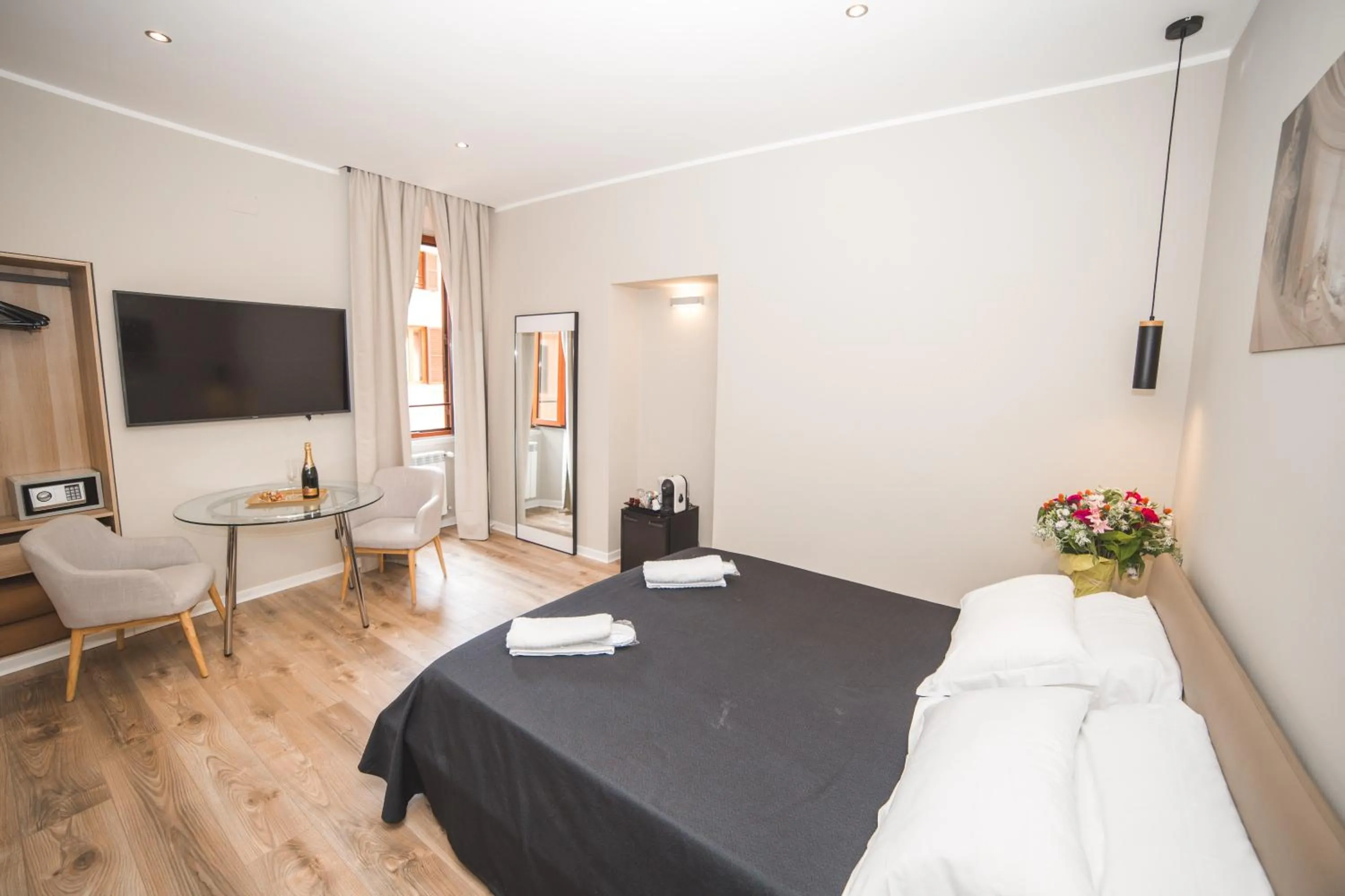 Bedroom, Bed in Trevi Portrait