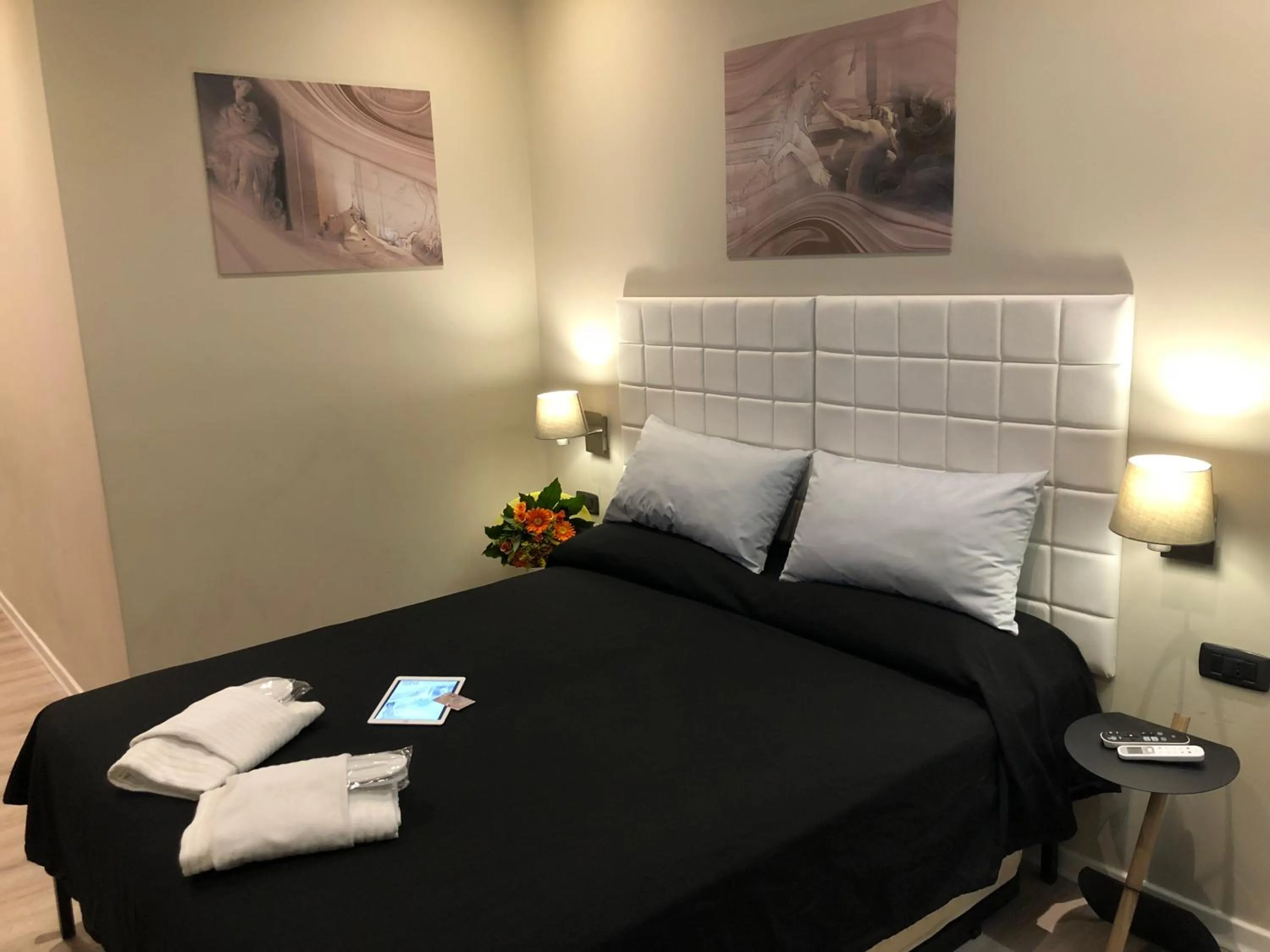 Photo of the whole room, Bed in Trevi Portrait