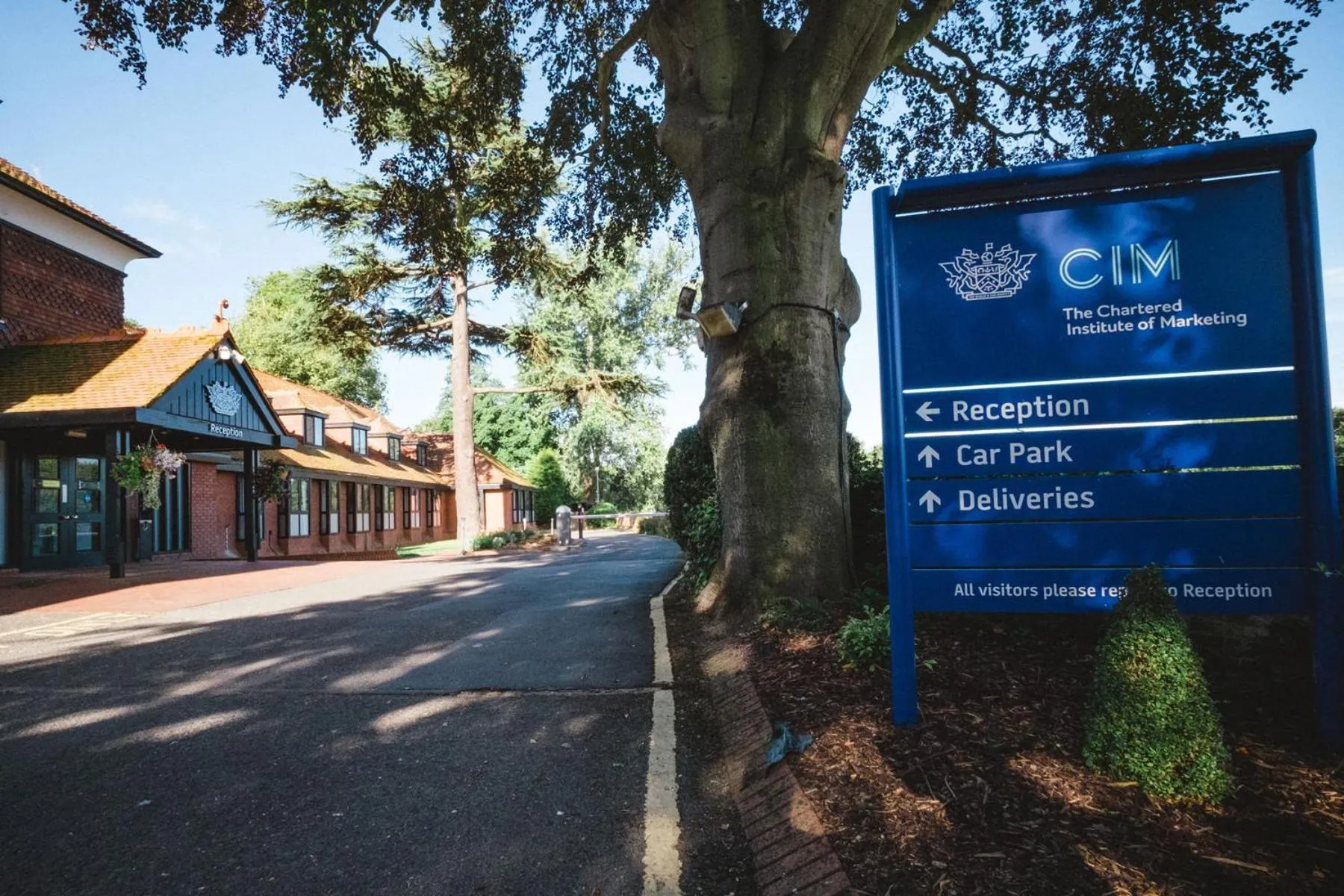 Facade/entrance in CIM Business Centre
