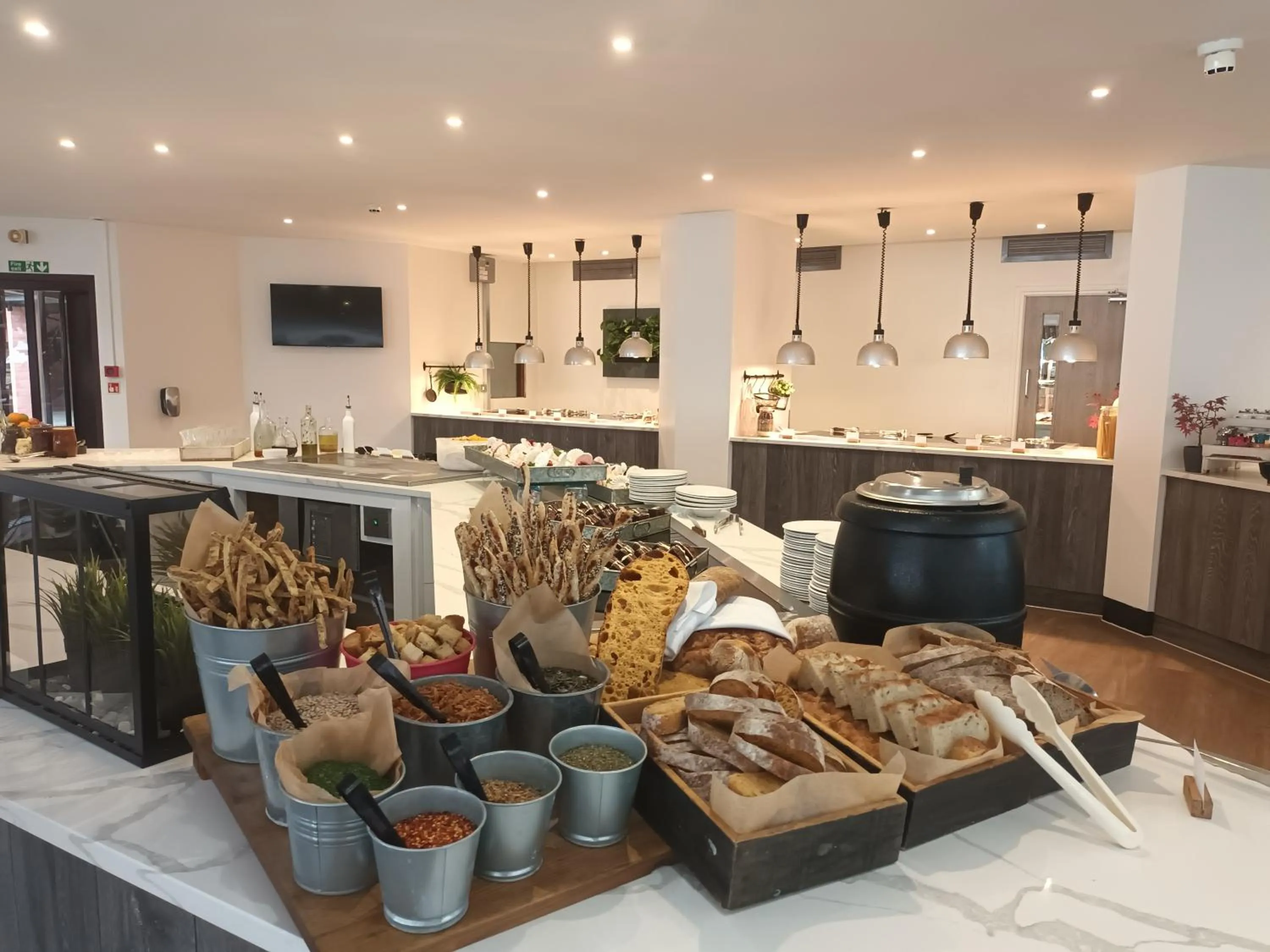 Restaurant/places to eat in CIM Business Centre