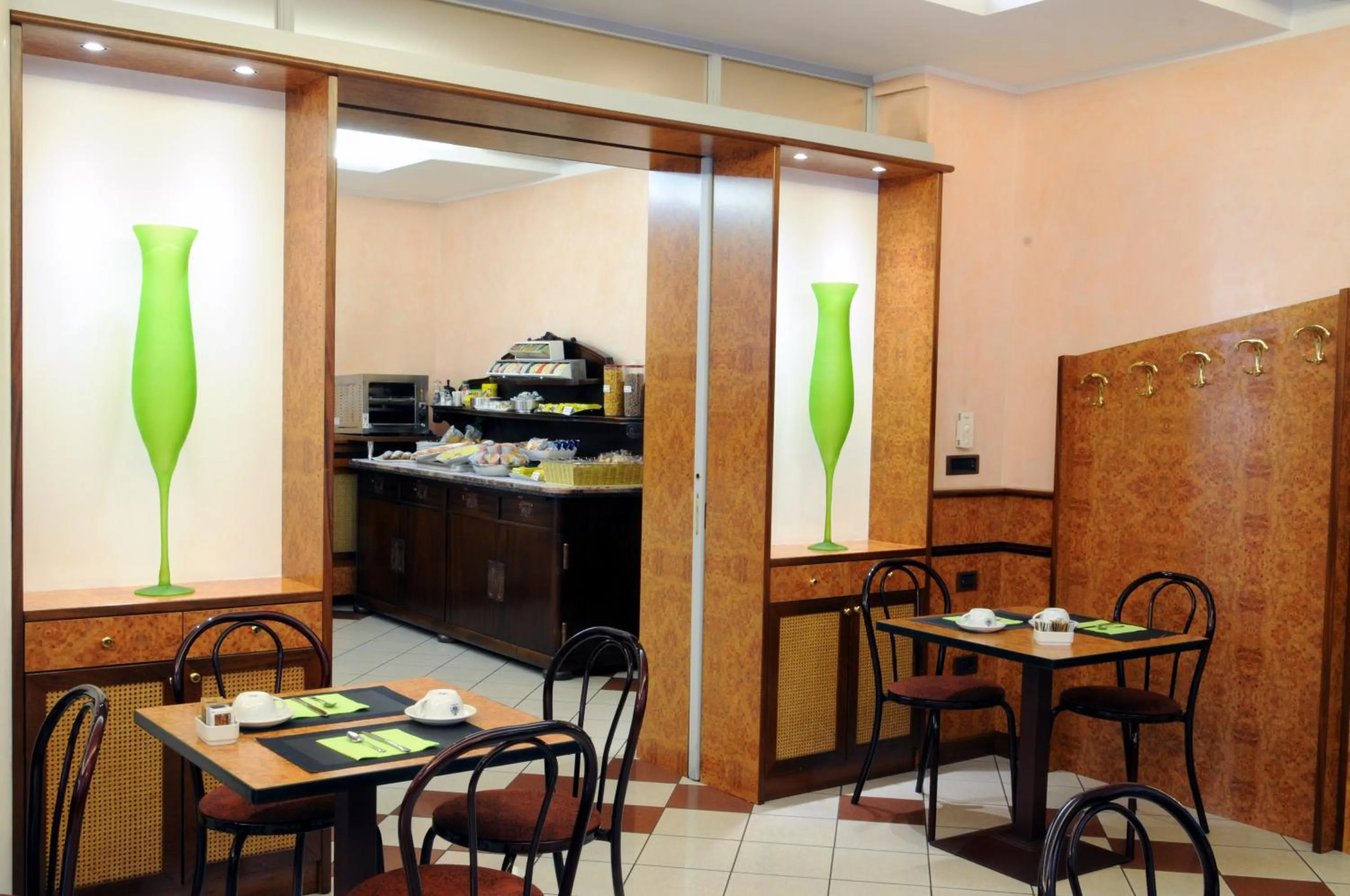 Restaurant/places to eat in Hotel Button