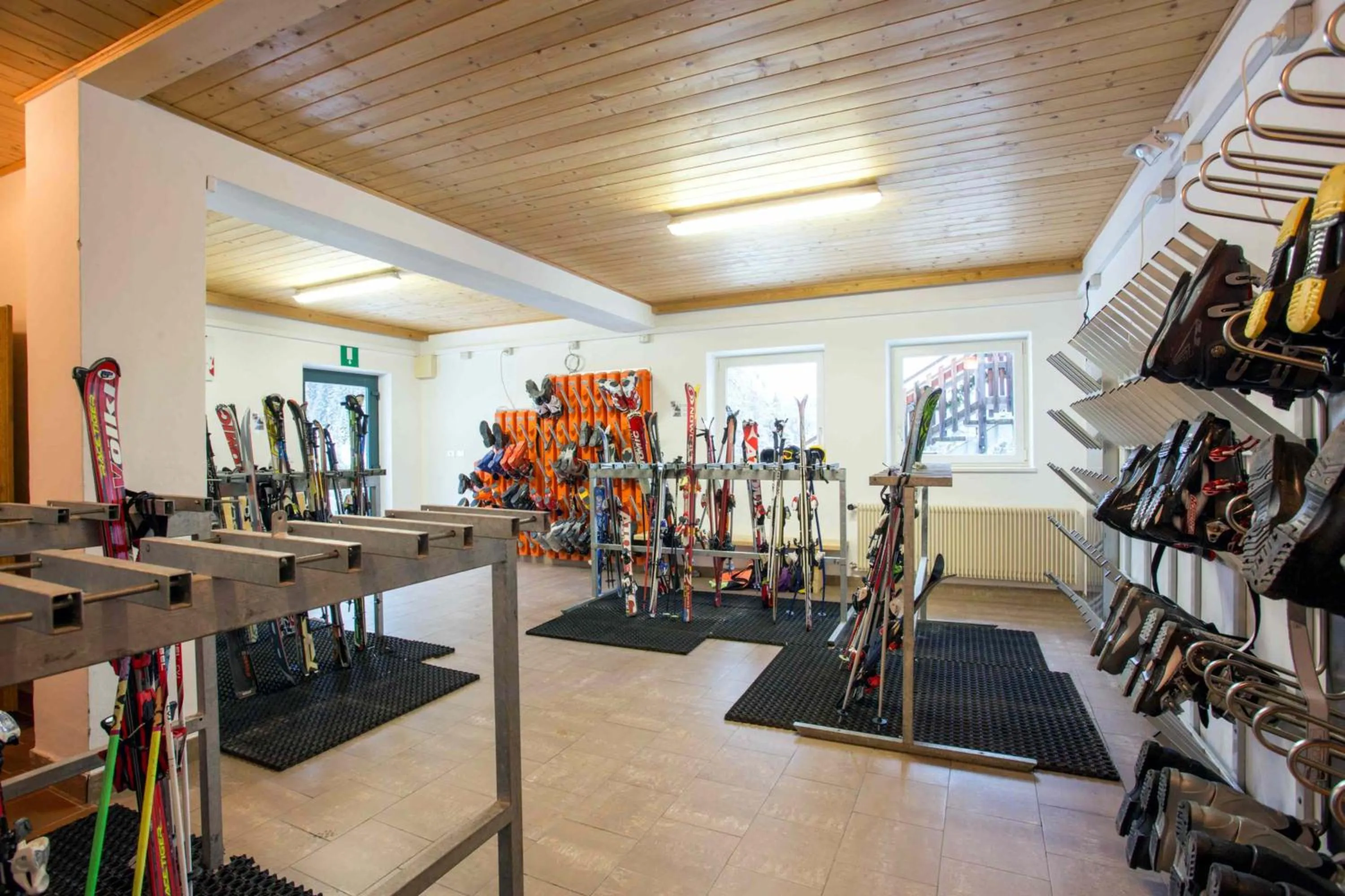 Skiing in Good Life Hotel Zirm