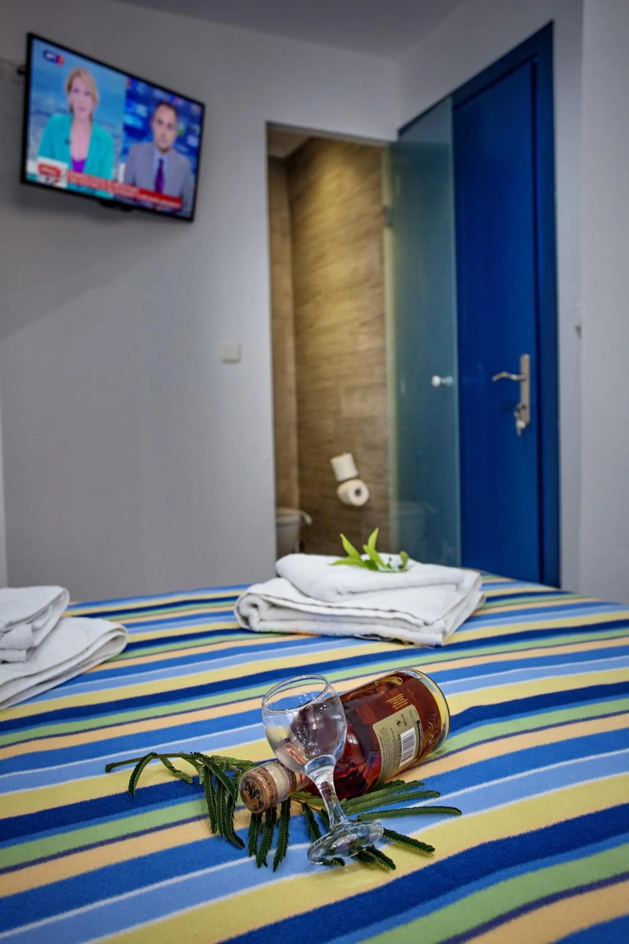 Toilet, Bed in The Blue Beach Apartments