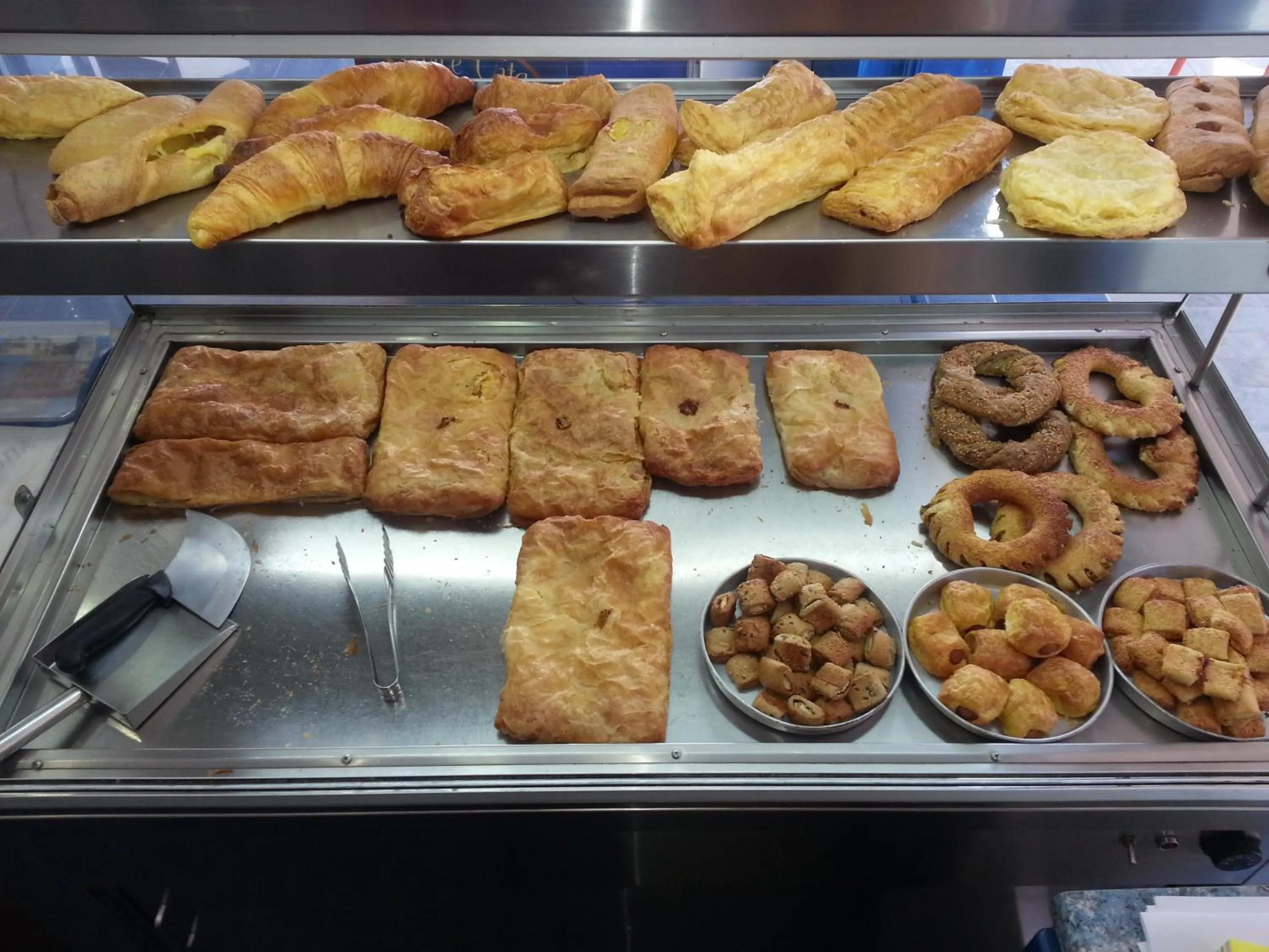 Restaurant/places to eat in The Blue Beach Apartments