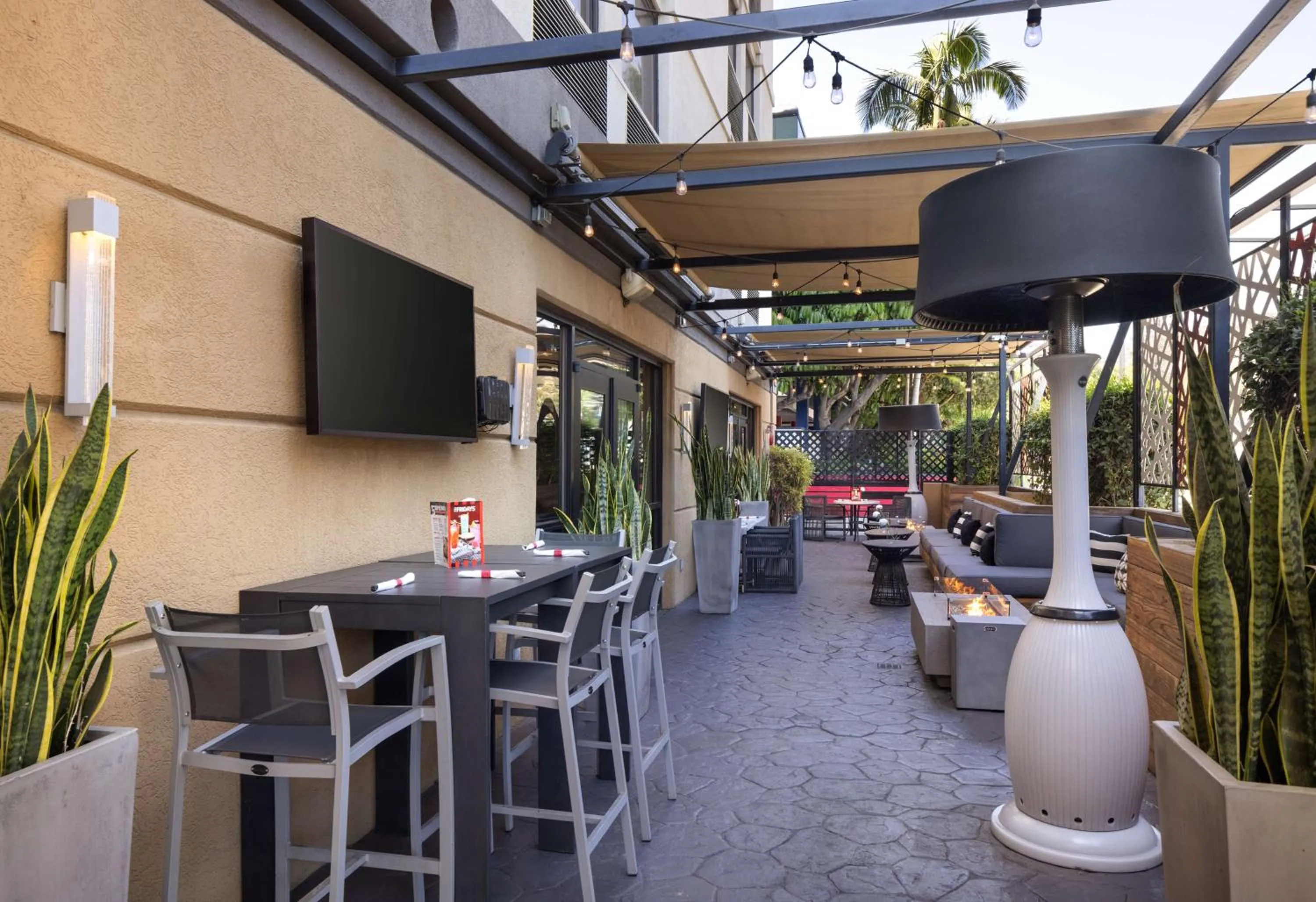 Restaurant/places to eat in Hilton Garden Inn Los Angeles / Hollywood
