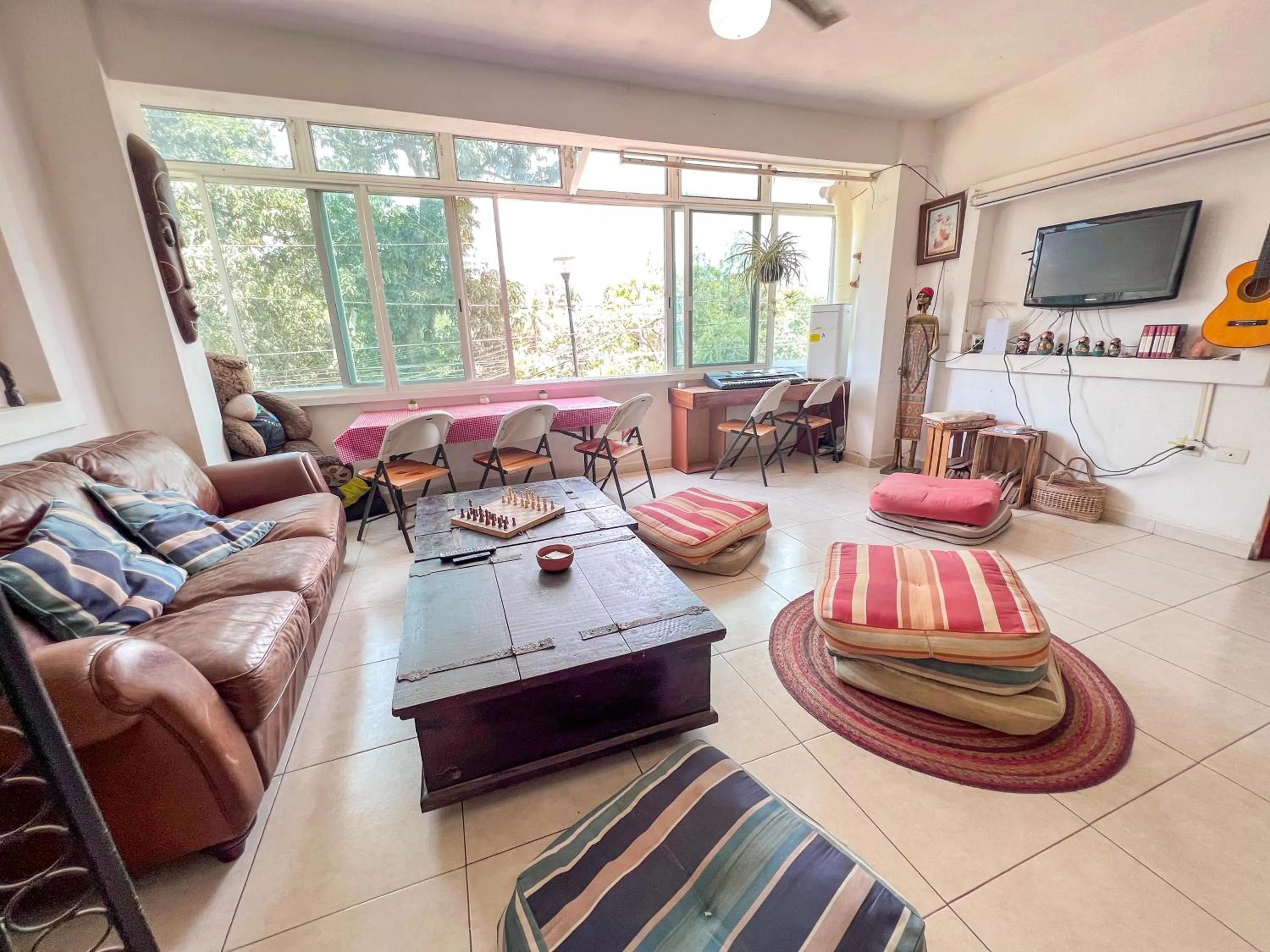 Communal lounge/ TV room in ITH Sayulita Amazing Surf Hostel