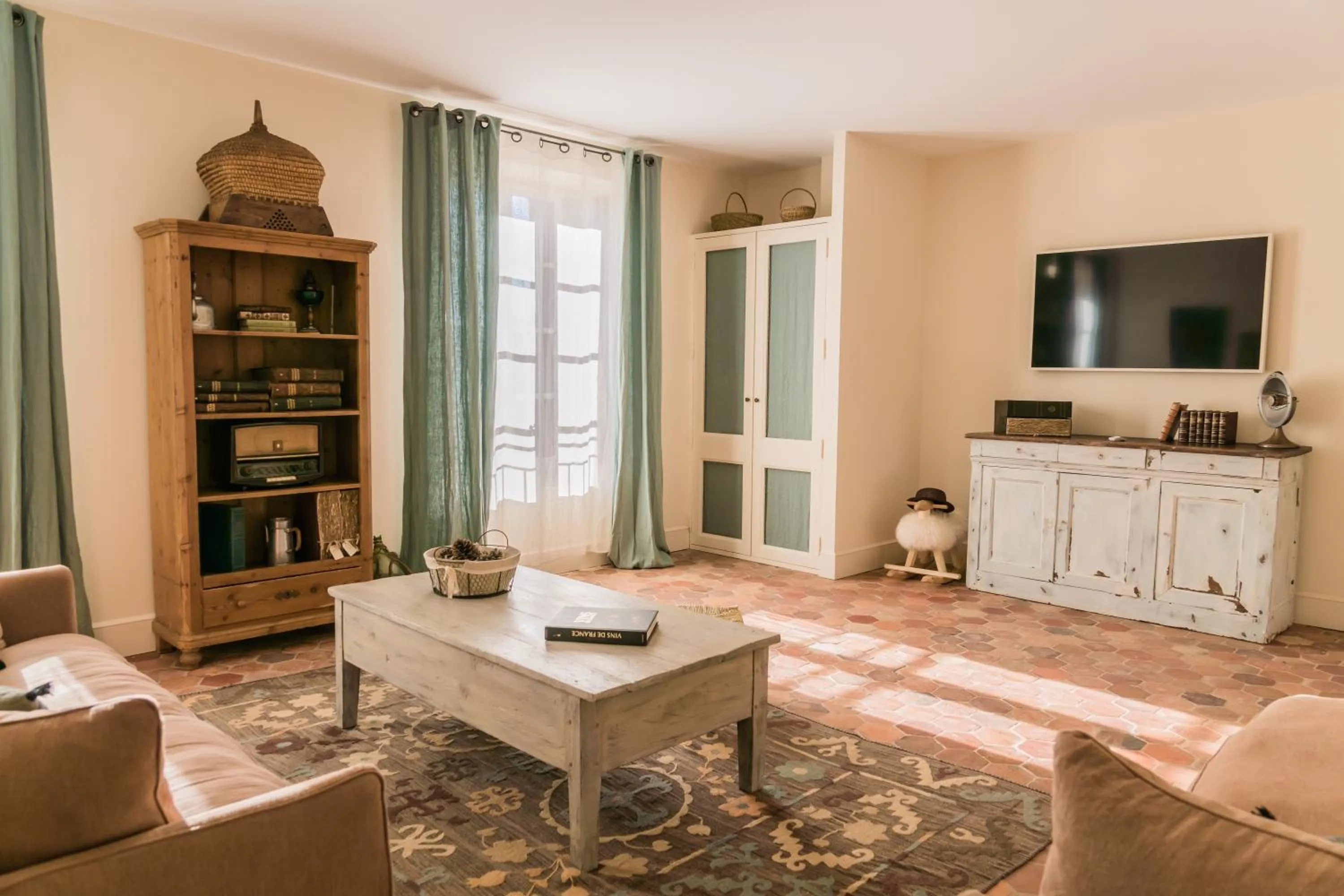 Photo of the whole room in Château Saint Roux Le Luc-Le Cannet des Maures