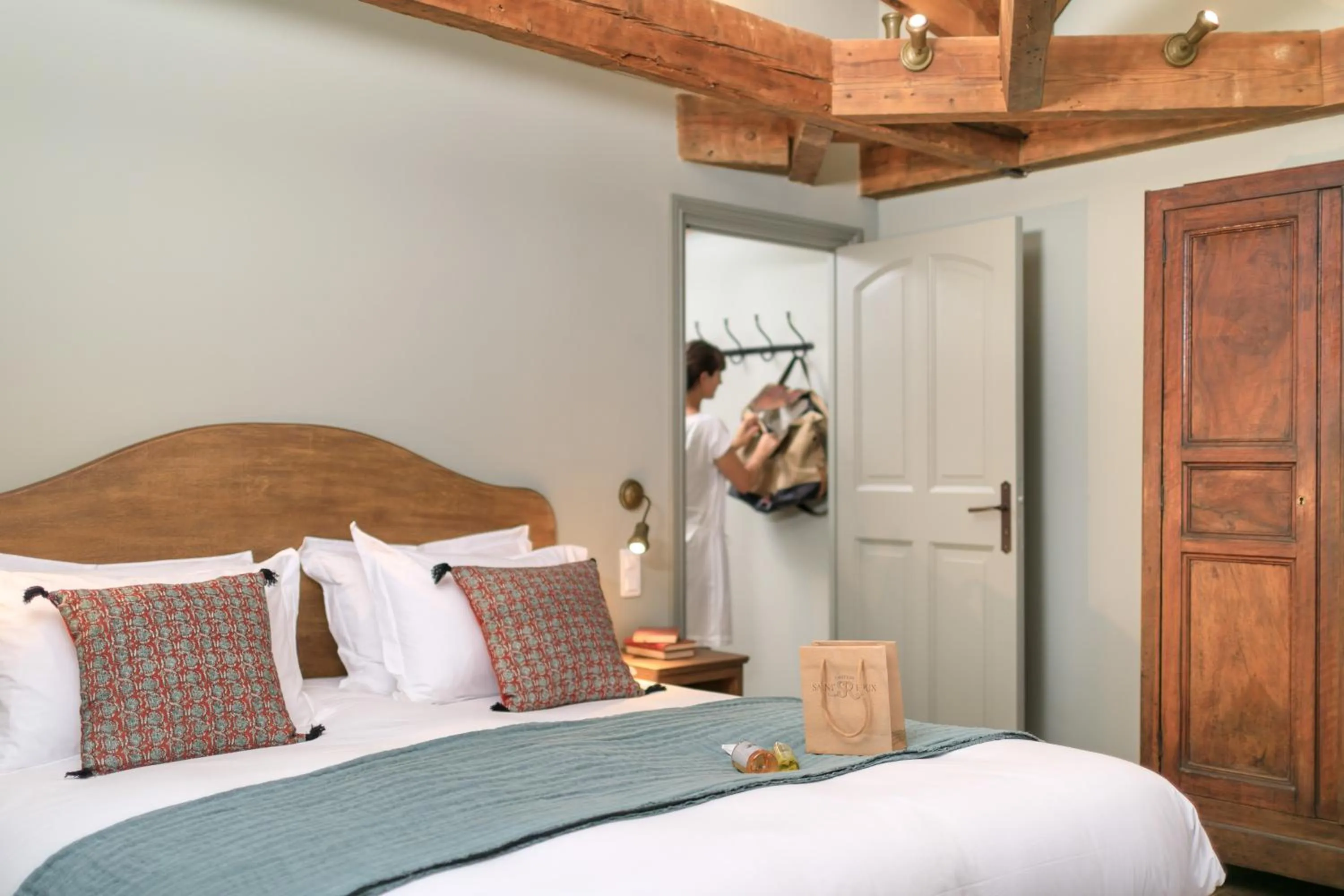 Bed in Château Saint Roux Le Luc-Le Cannet des Maures