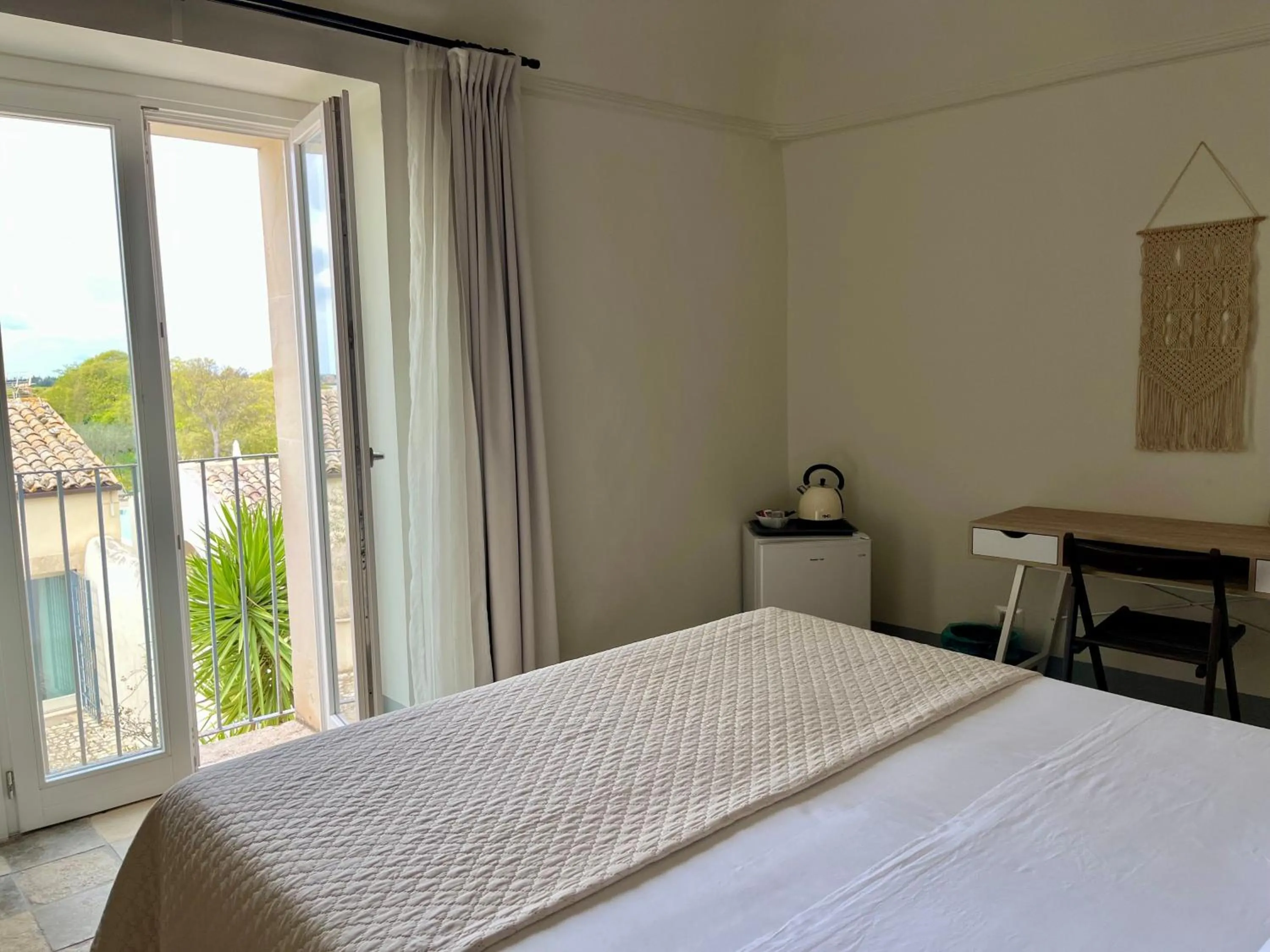 View (from property/room), Bed in Dimora di Dante