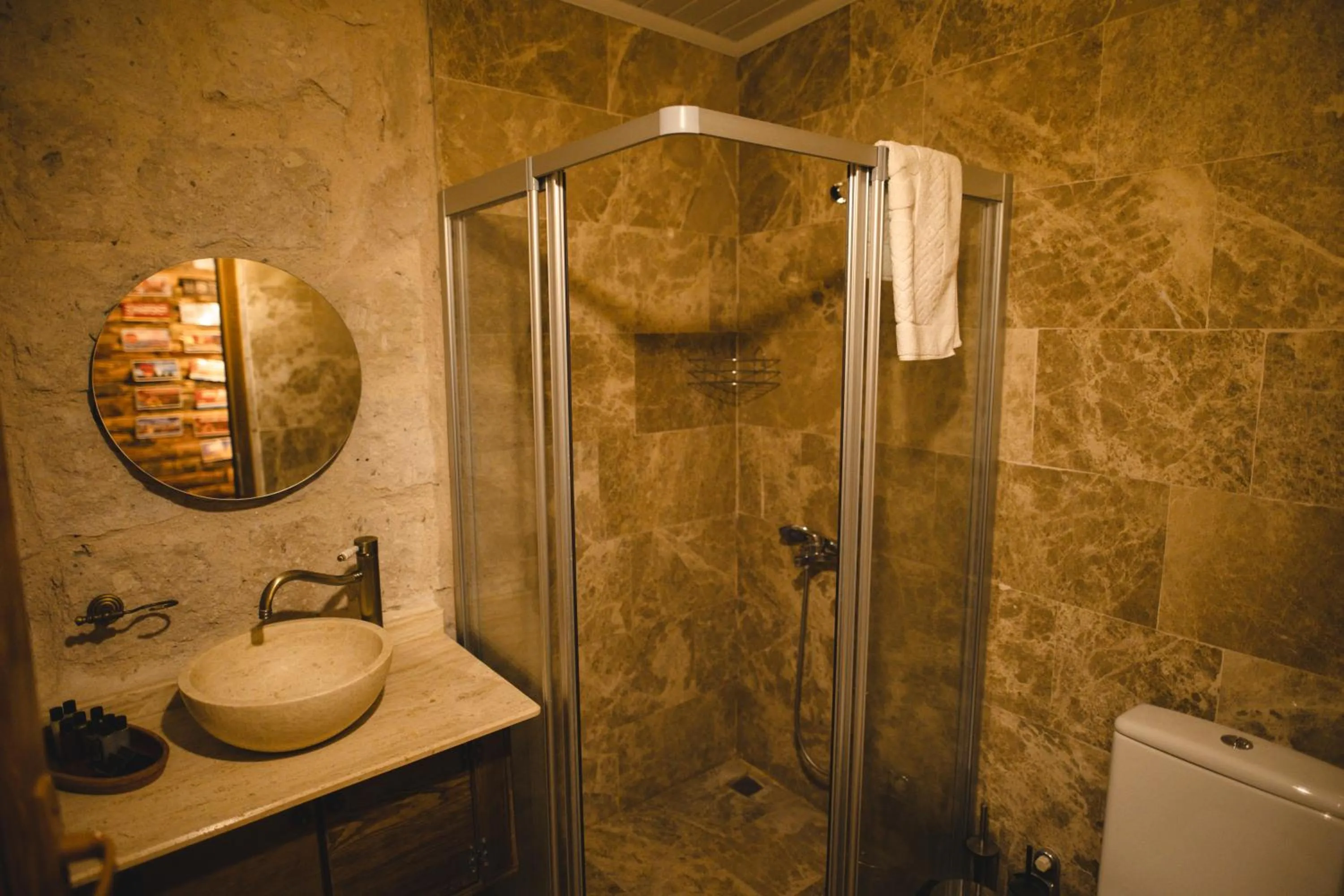 Shower in Çavuşin Cave House-Cappadocia
