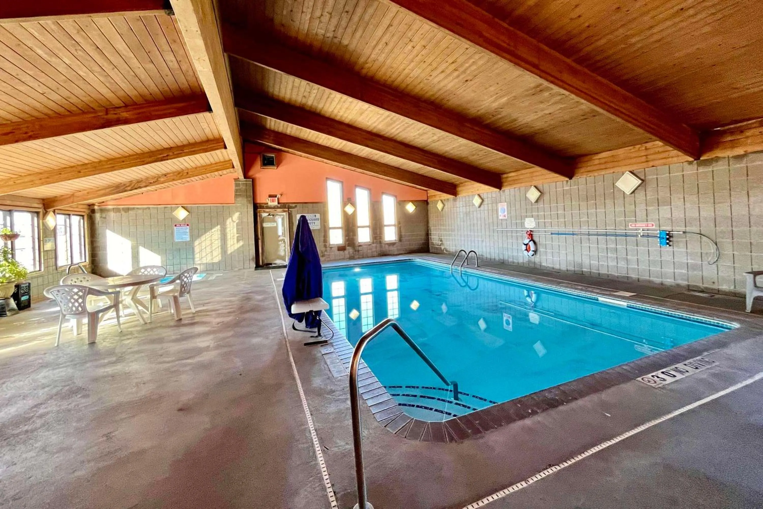 Swimming pool in Americas Best Value Inn Sauk Centre