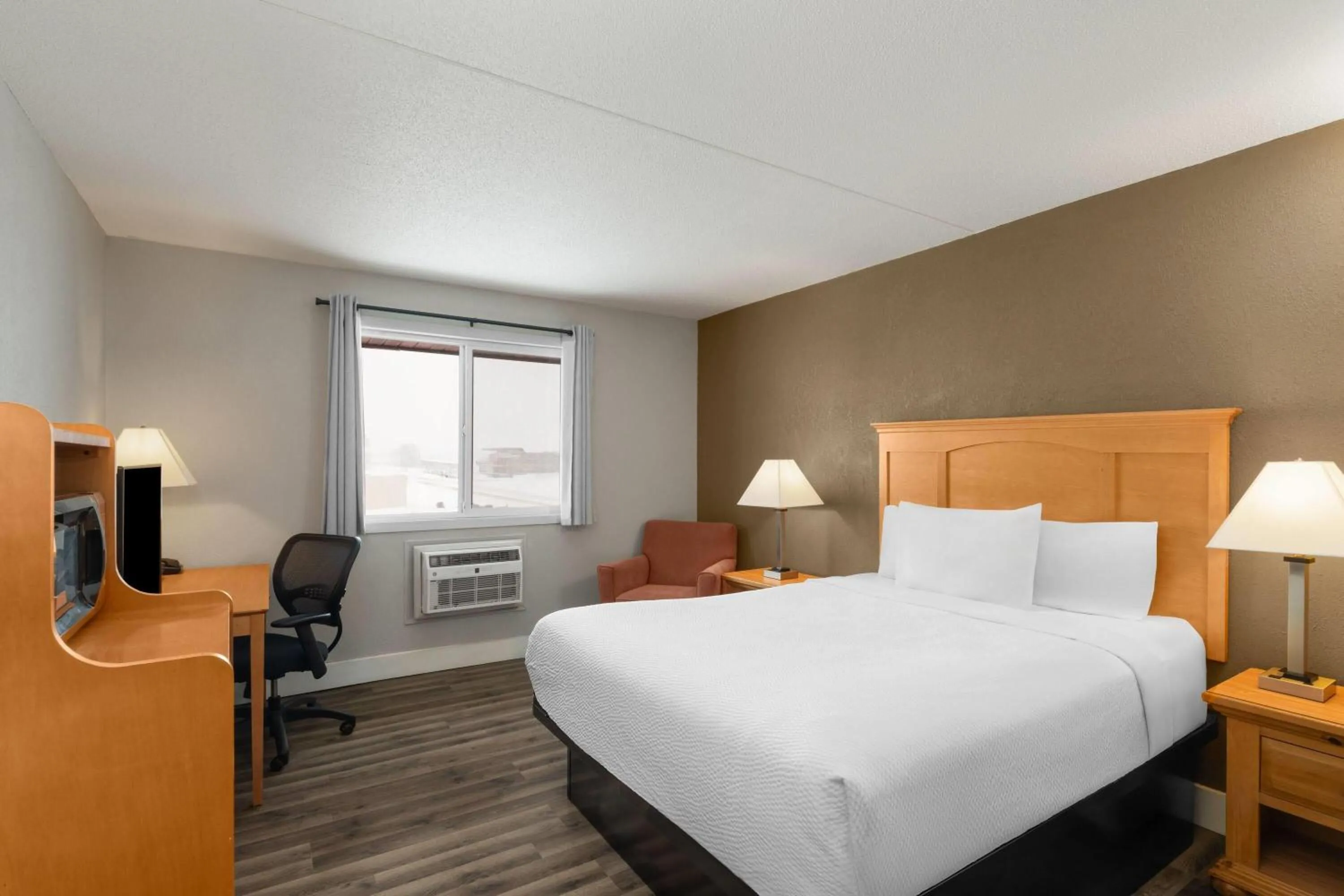 Photo of the whole room, Bed in Sauk River Inn & Suites, a Travelodge by Wyndham