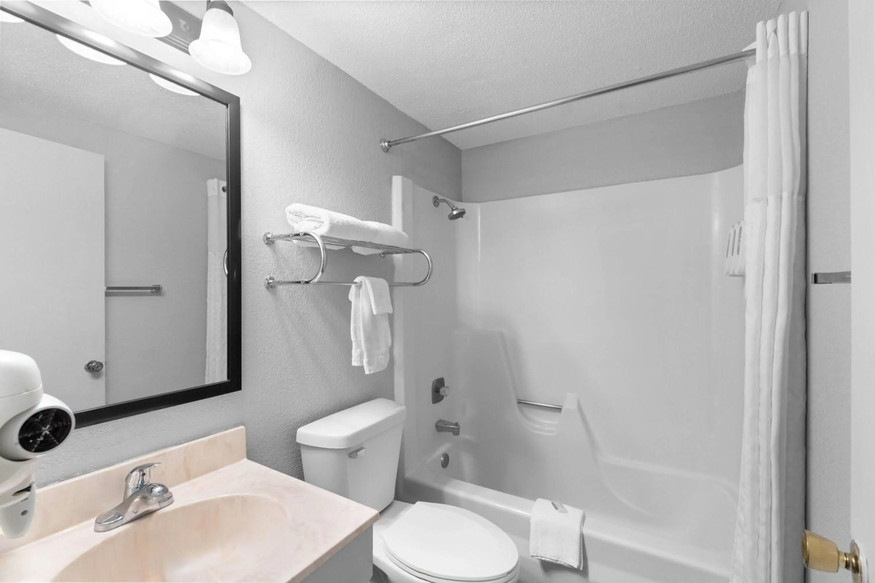 Bathroom in Sauk River Inn & Suites, a Travelodge by Wyndham