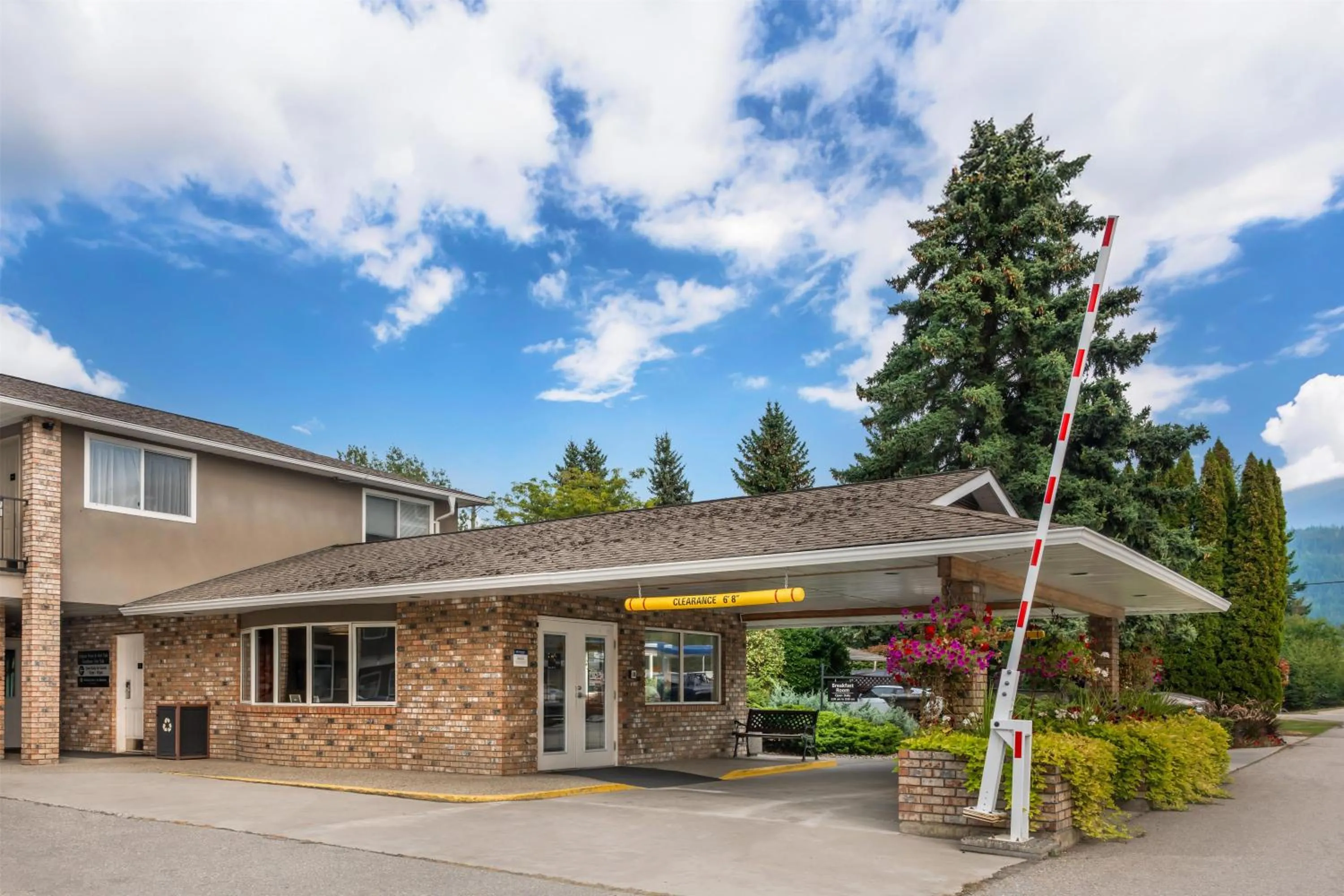 Property building in Best Western Sicamous Inn