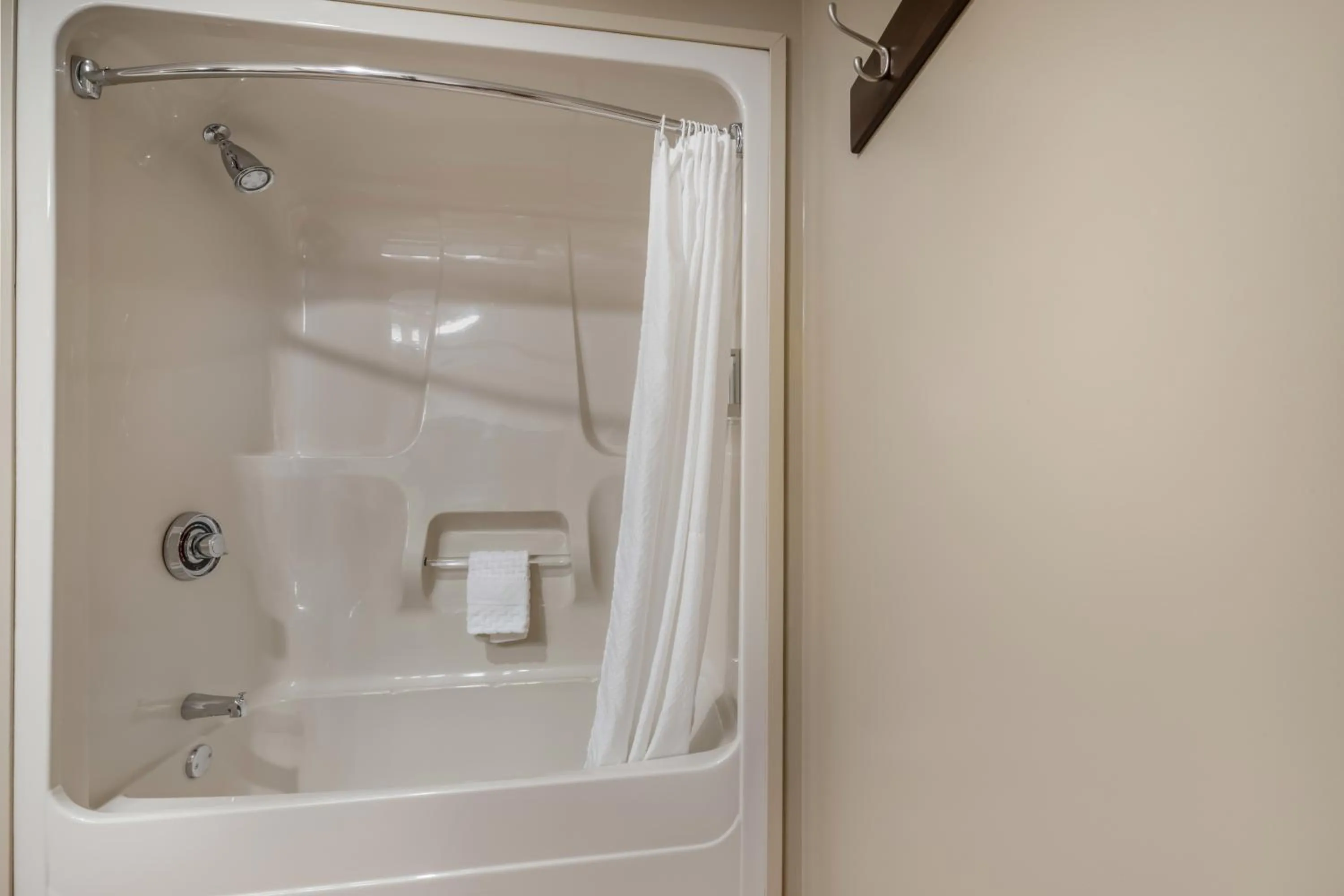 Shower in Best Western Sicamous Inn