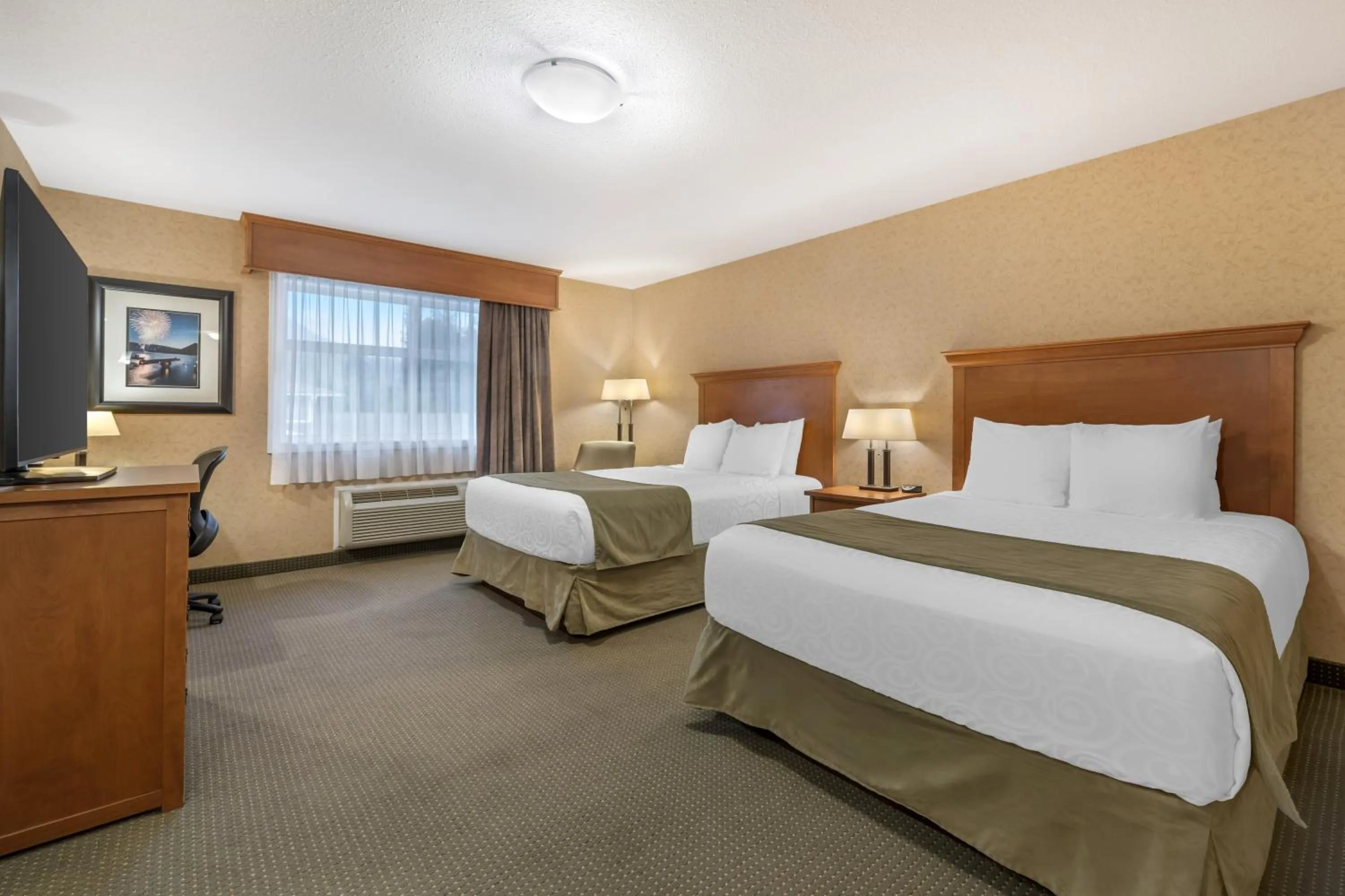 Photo of the whole room, Bed in Best Western Sicamous Inn