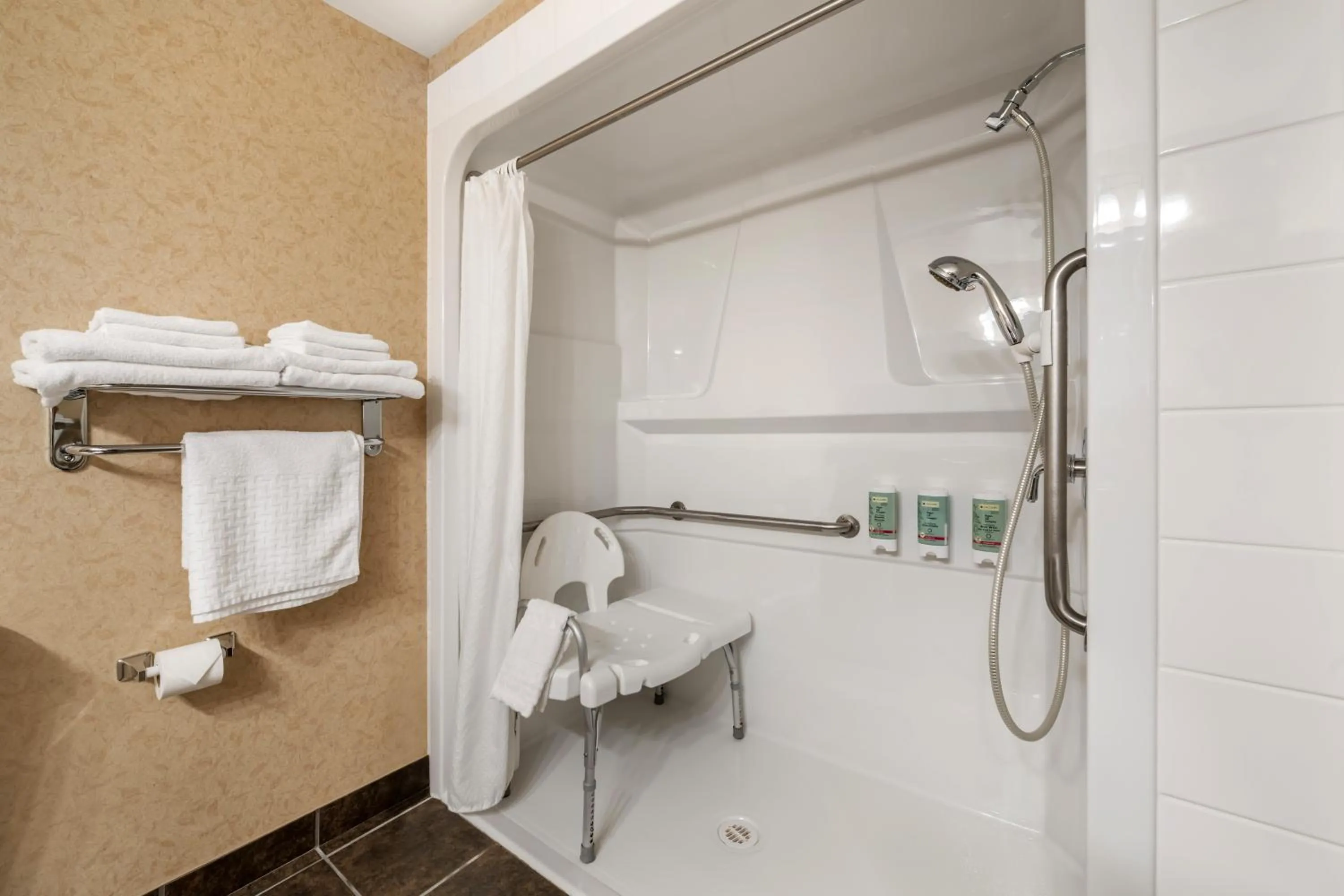 Shower in Best Western Sicamous Inn