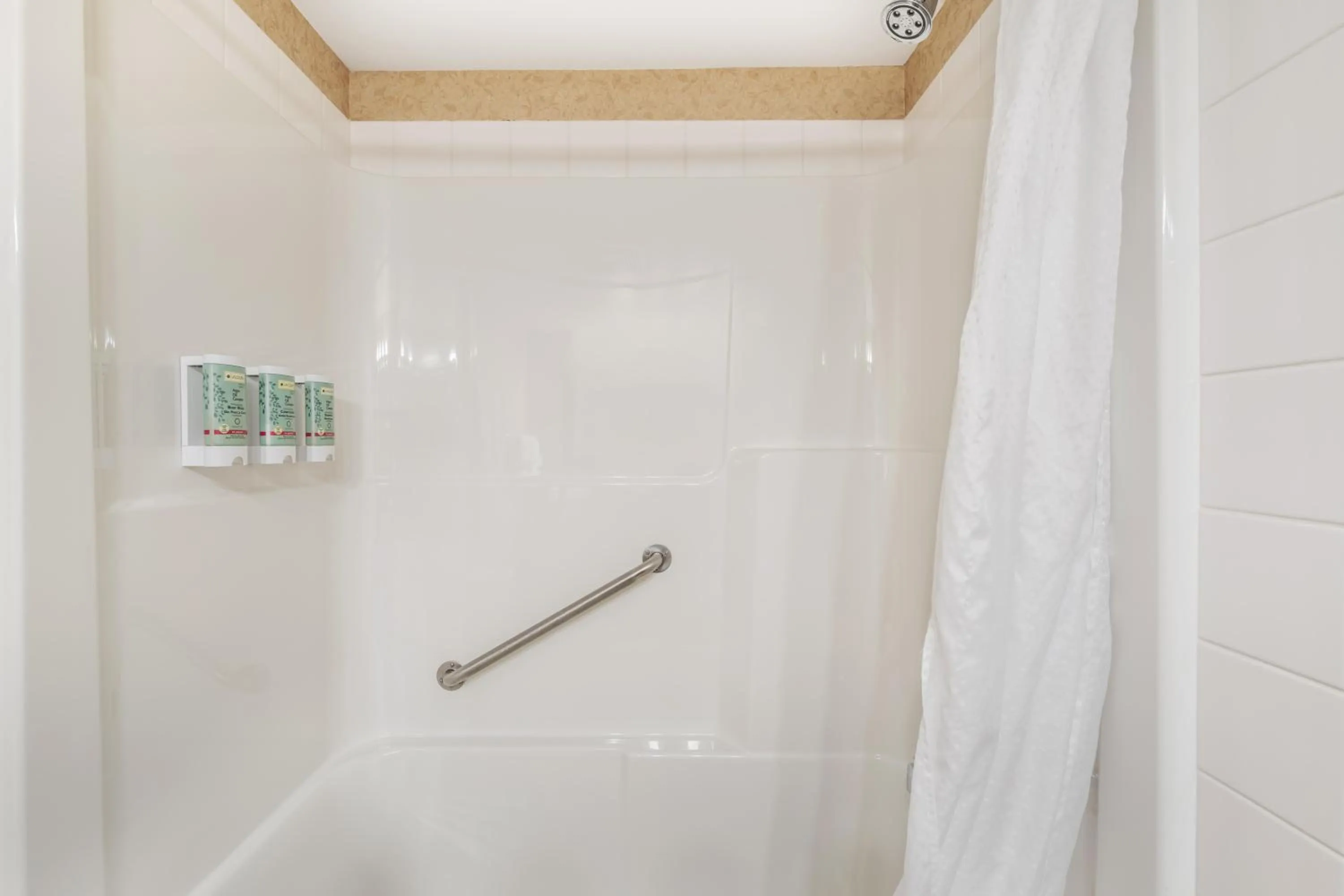 Shower in Best Western Sicamous Inn