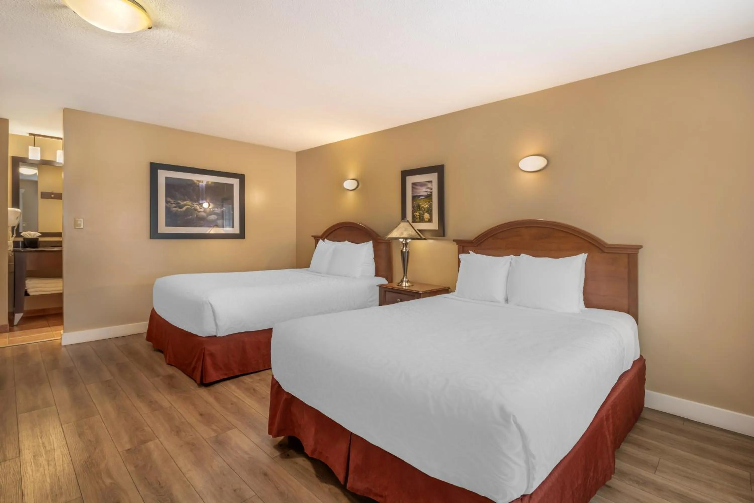 Photo of the whole room, Bed in Best Western Sicamous Inn