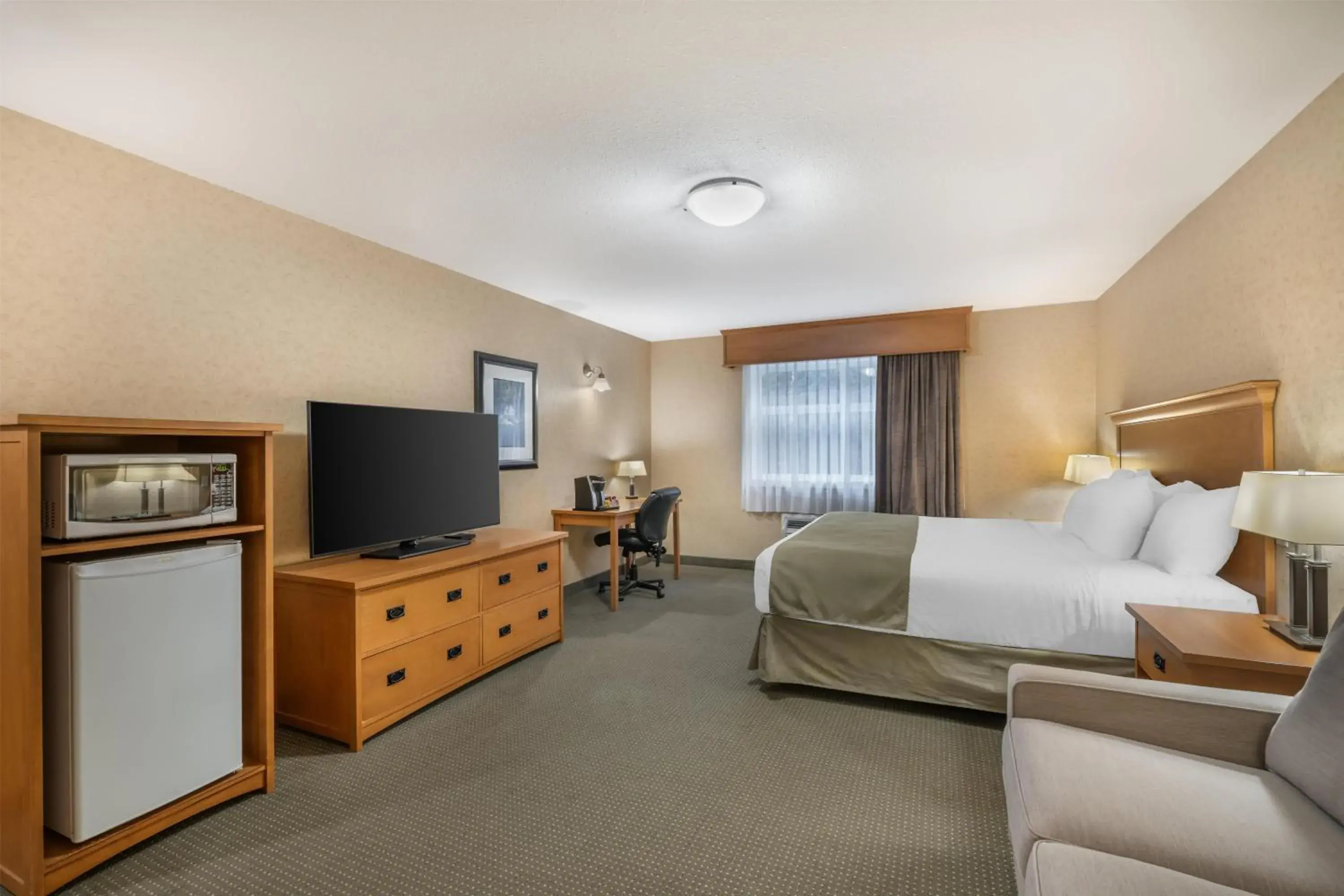 King Room with Mobility Accessible Roll-In Shower and Sofa Bed in Best Western Sicamous Inn King Room with Mobility Accessible Roll-In Shower and Sofa Bed in Best Western Sicamous Inn