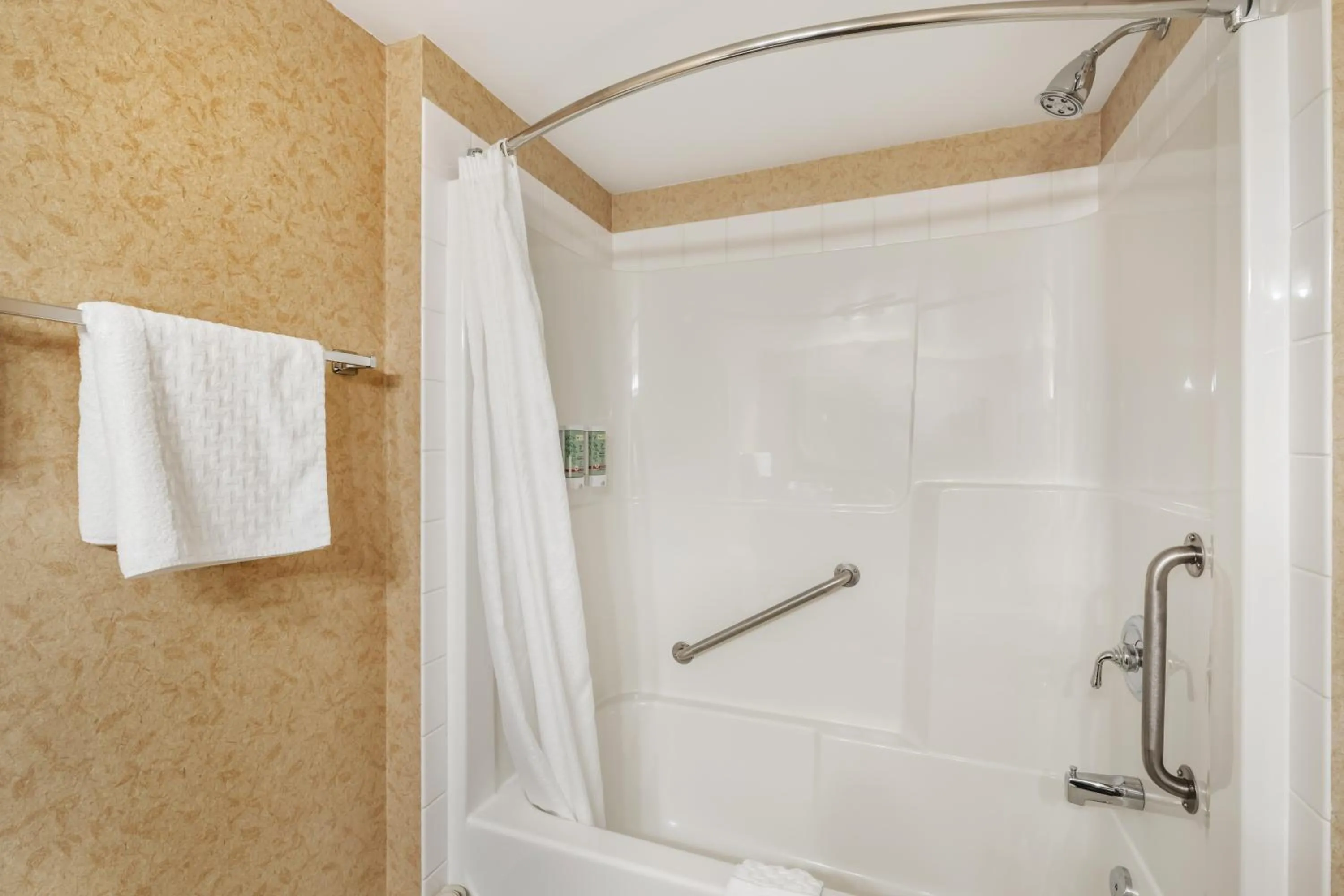 Shower in Best Western Sicamous Inn