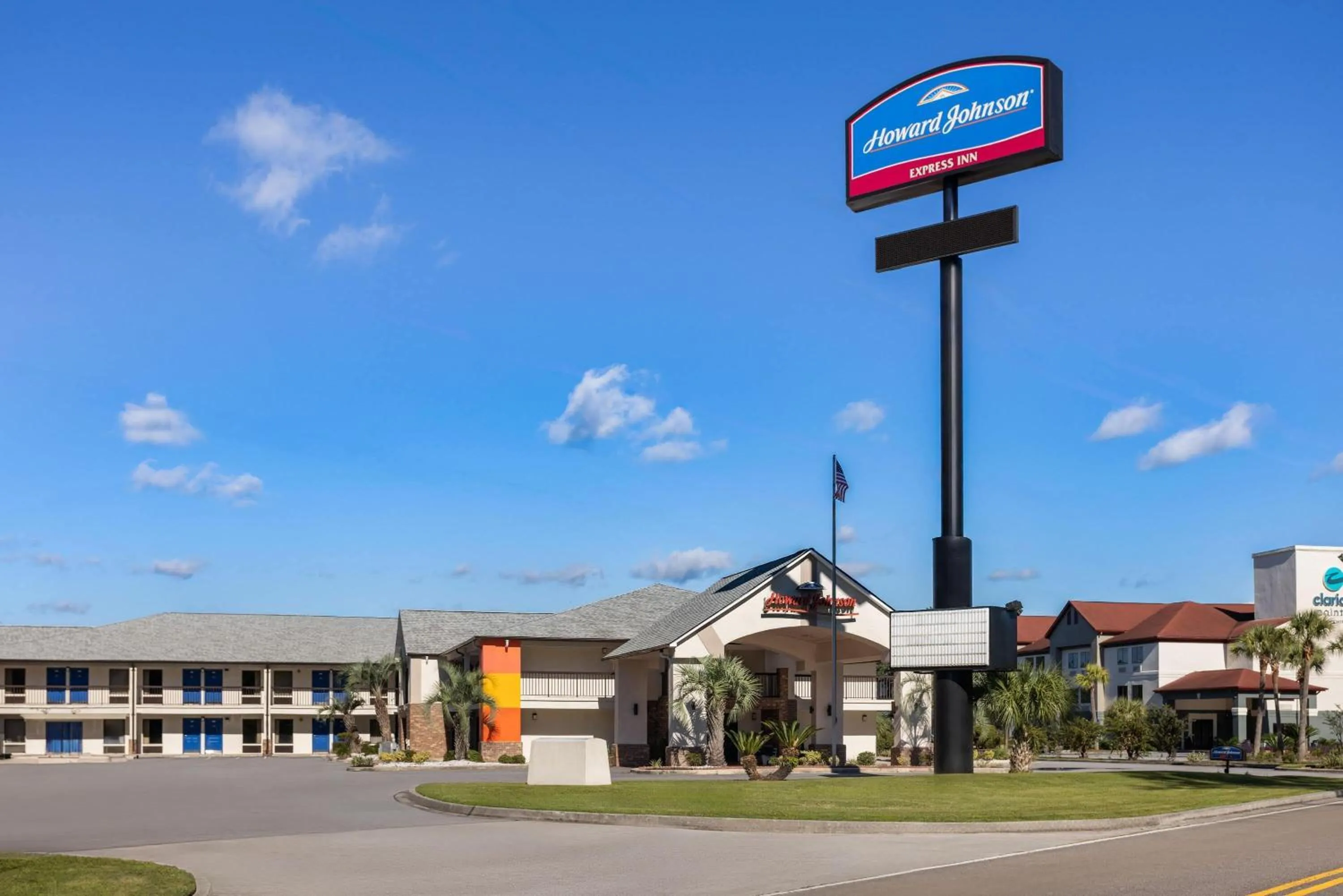 Property building in Howard Johnson by Wyndham Savannah GA