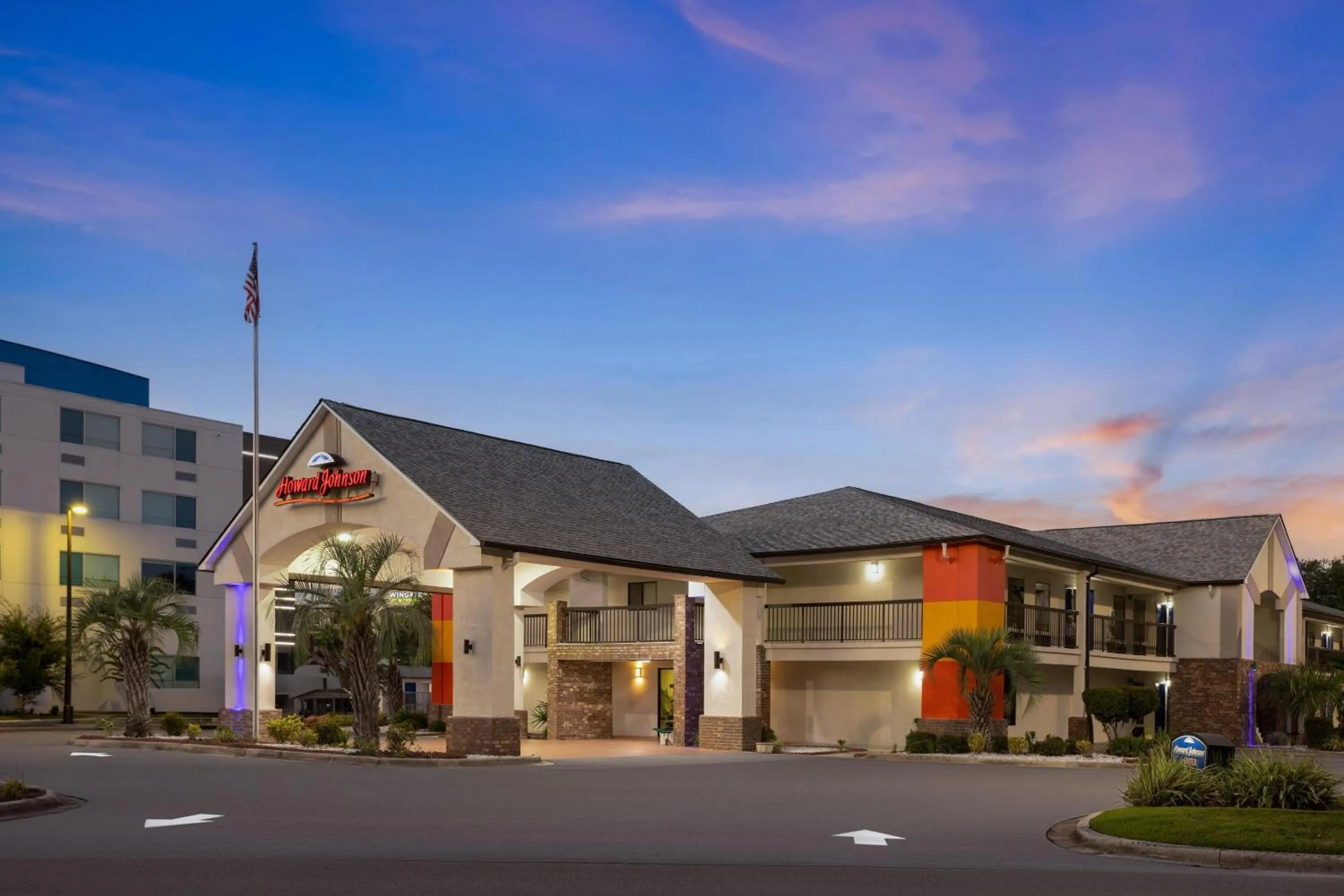 Property building in Howard Johnson by Wyndham Savannah GA